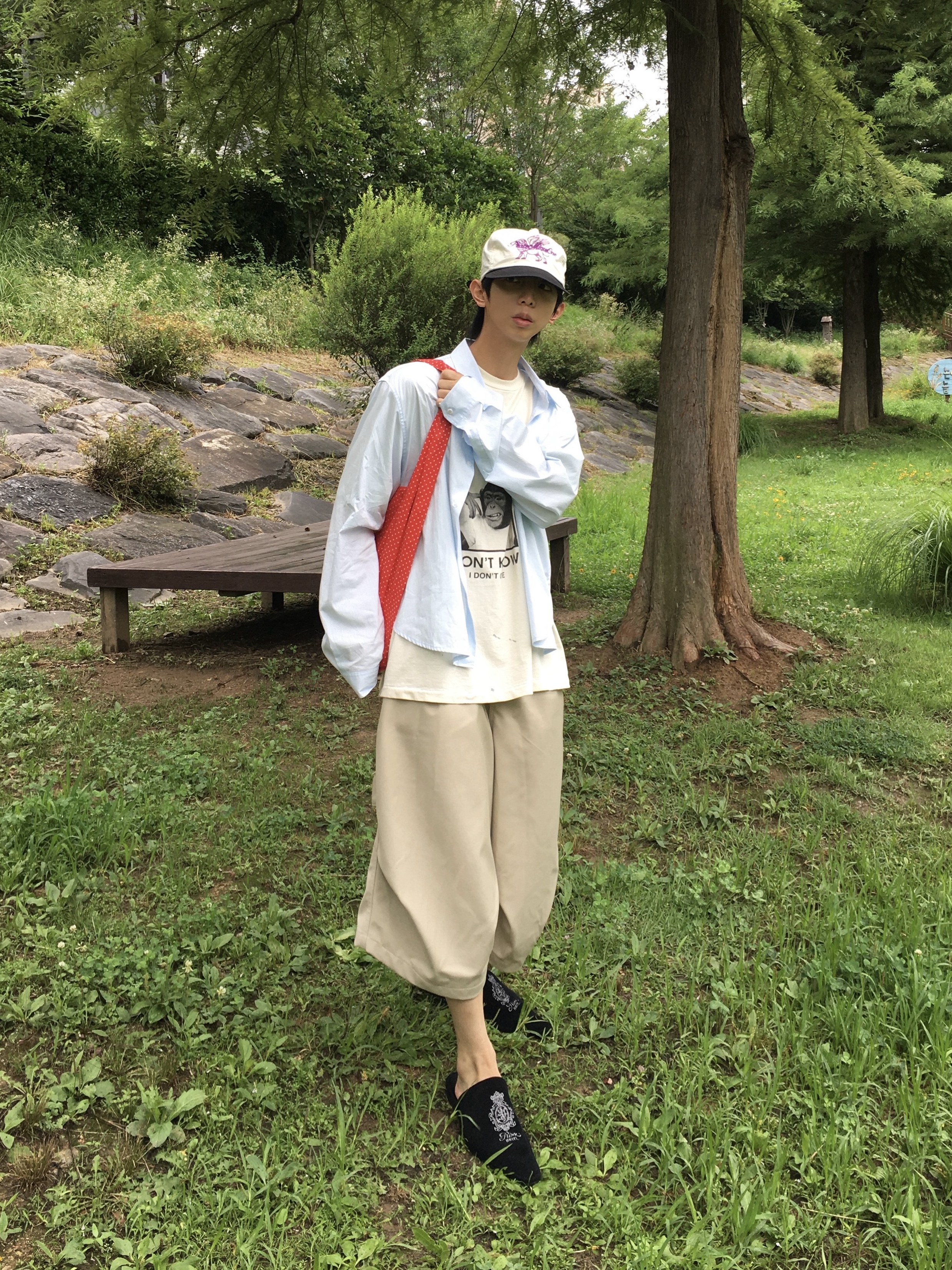STU Monkey T-Shirt In Ivory, STU Stripe Crop Shirt In Sky Blue 착용 스타일 - 5