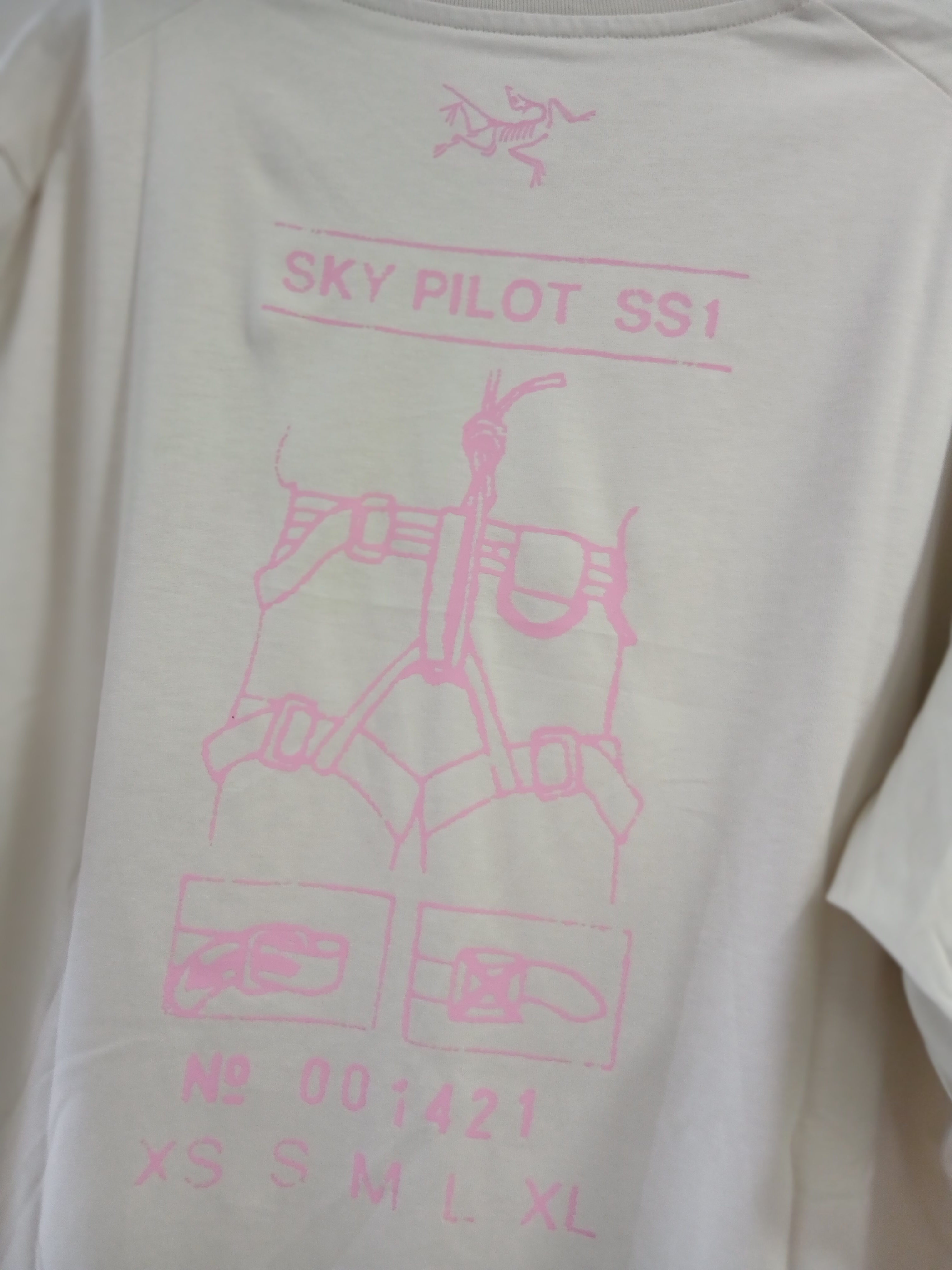 Arc'teryx Kragg SL Cotton Sky Pilot SS T-Shirt Sea Salt Pineberry 착용 스타일 - 4