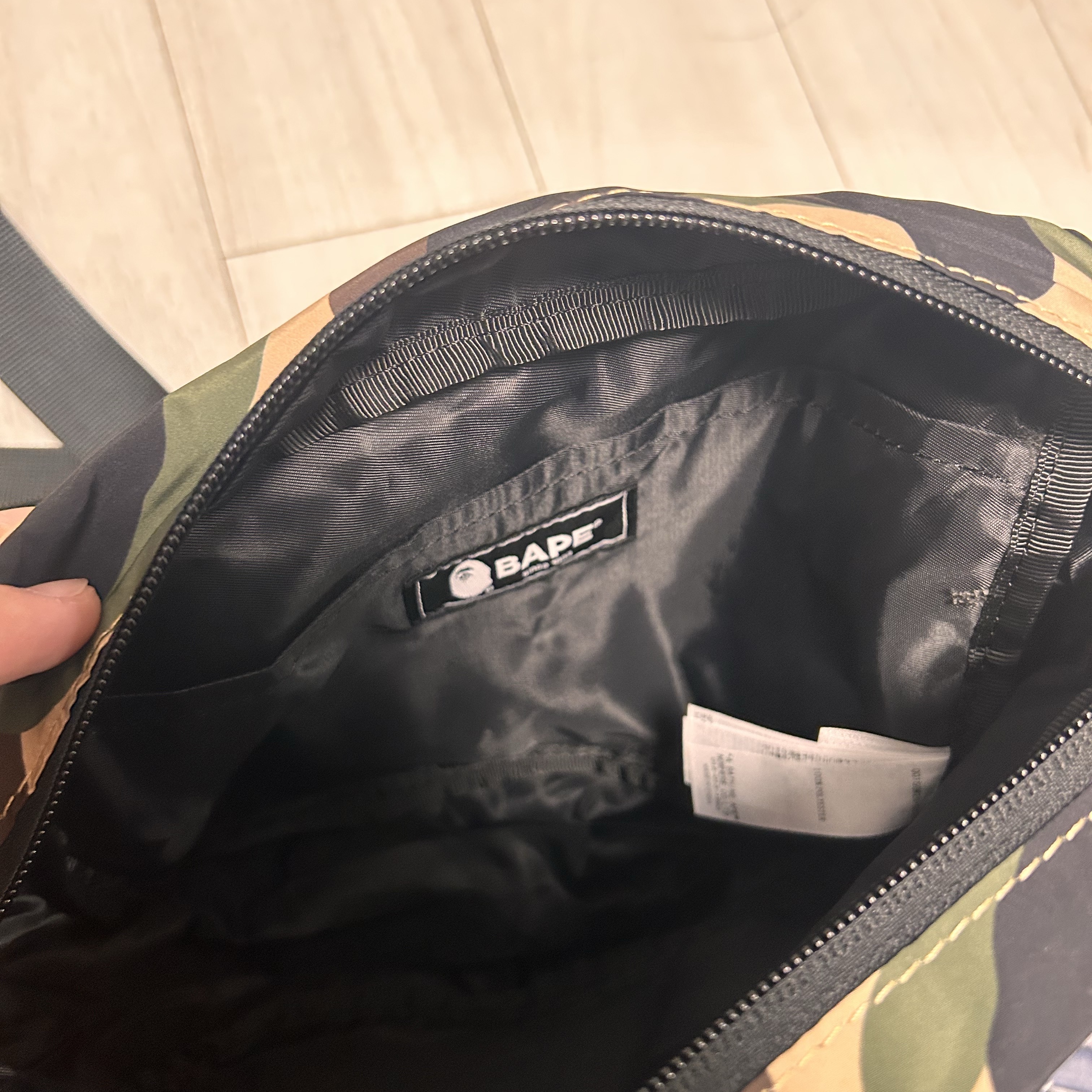 BAPE 1st Camo Packable Waist Bag Travel Yellow 착용 스타일 - 2