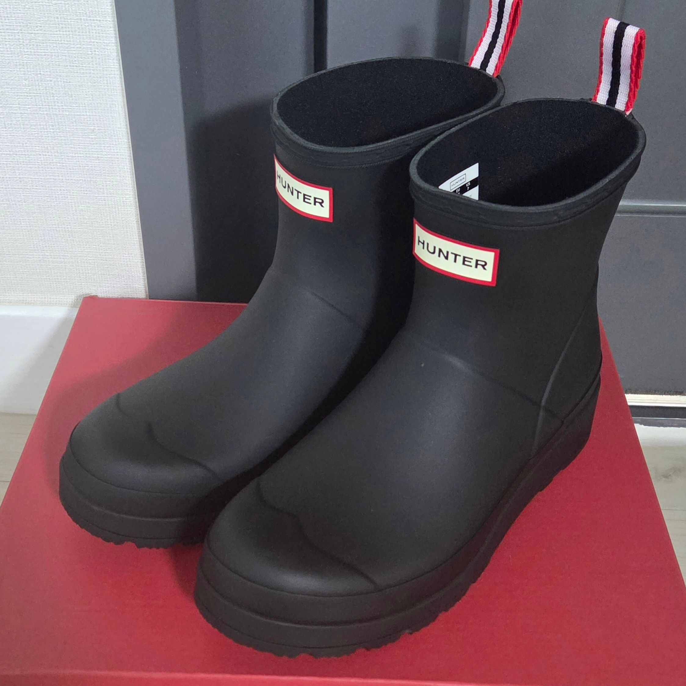(W) Hunter Play Short Rain Boots Black 착용 스타일 - 2
