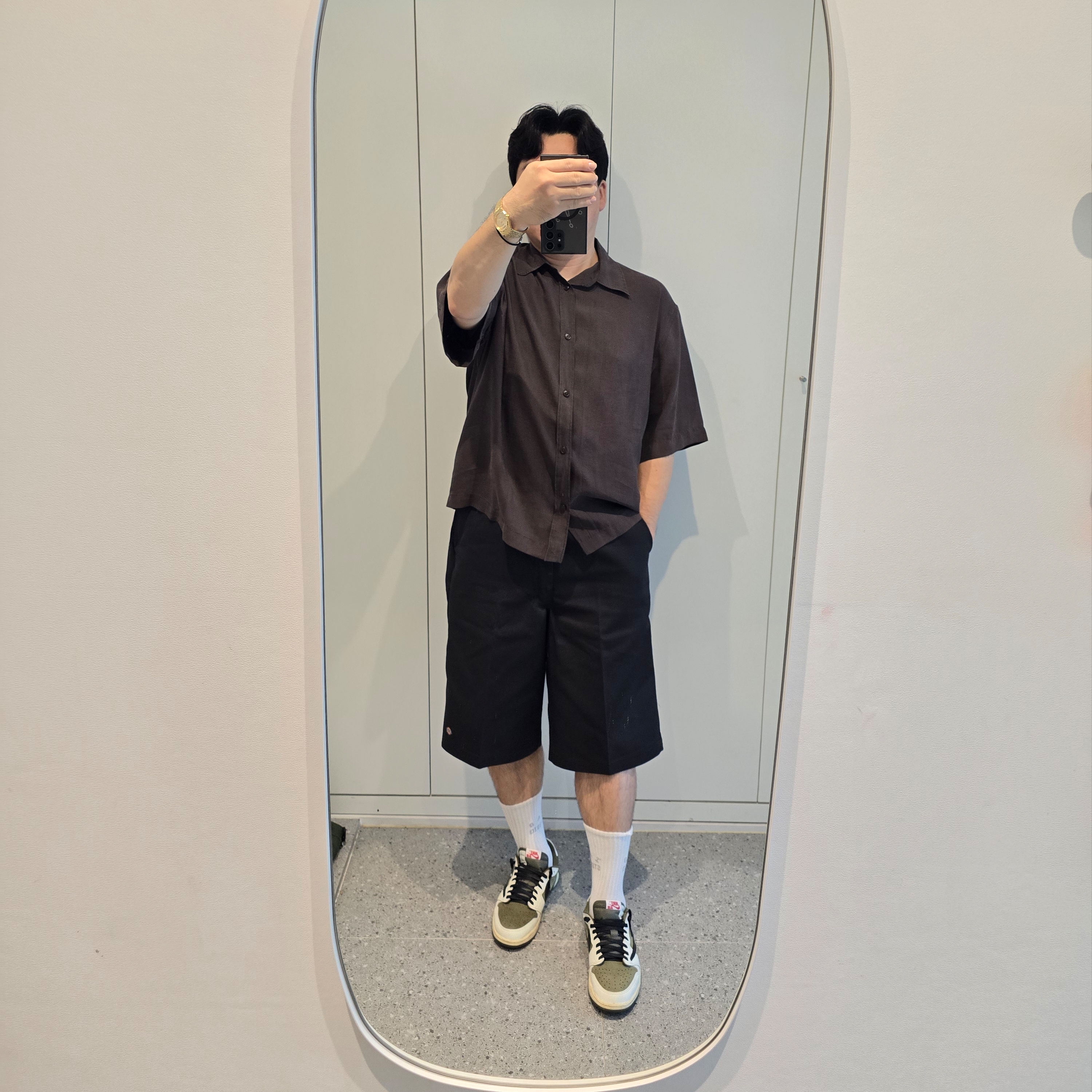 Casio MTP-B146G-9AV, Dickies Loose Fit 13 Inch Flat Front Work Shorts Black 착용 스타일 - 1