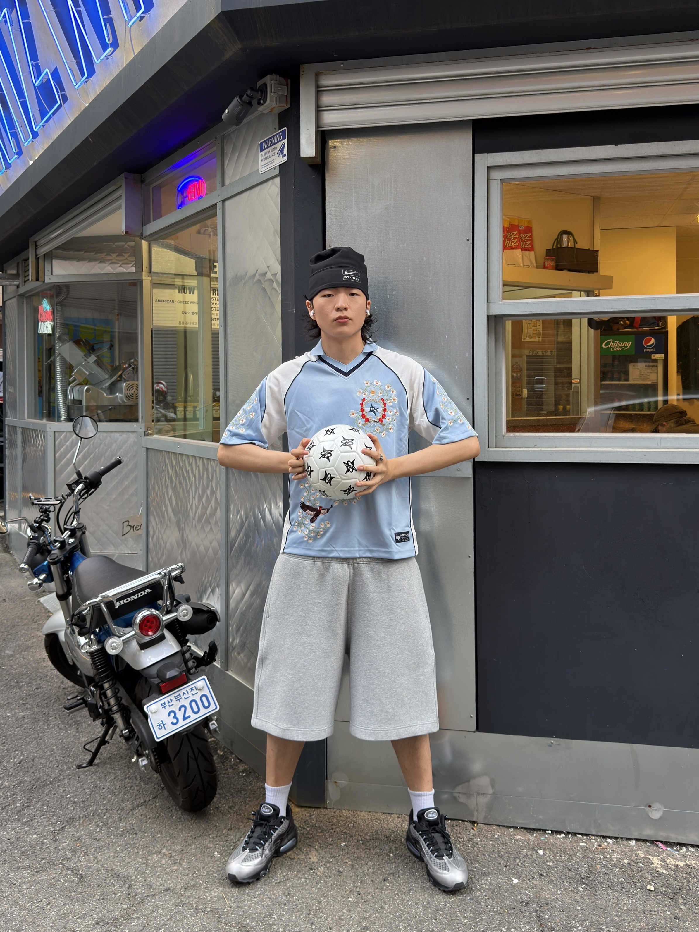 Nike x Palace Air Max 95 Metallic Silver Aluminum, Nike x Stussy Skull Cap Black 착용 스타일 - 3