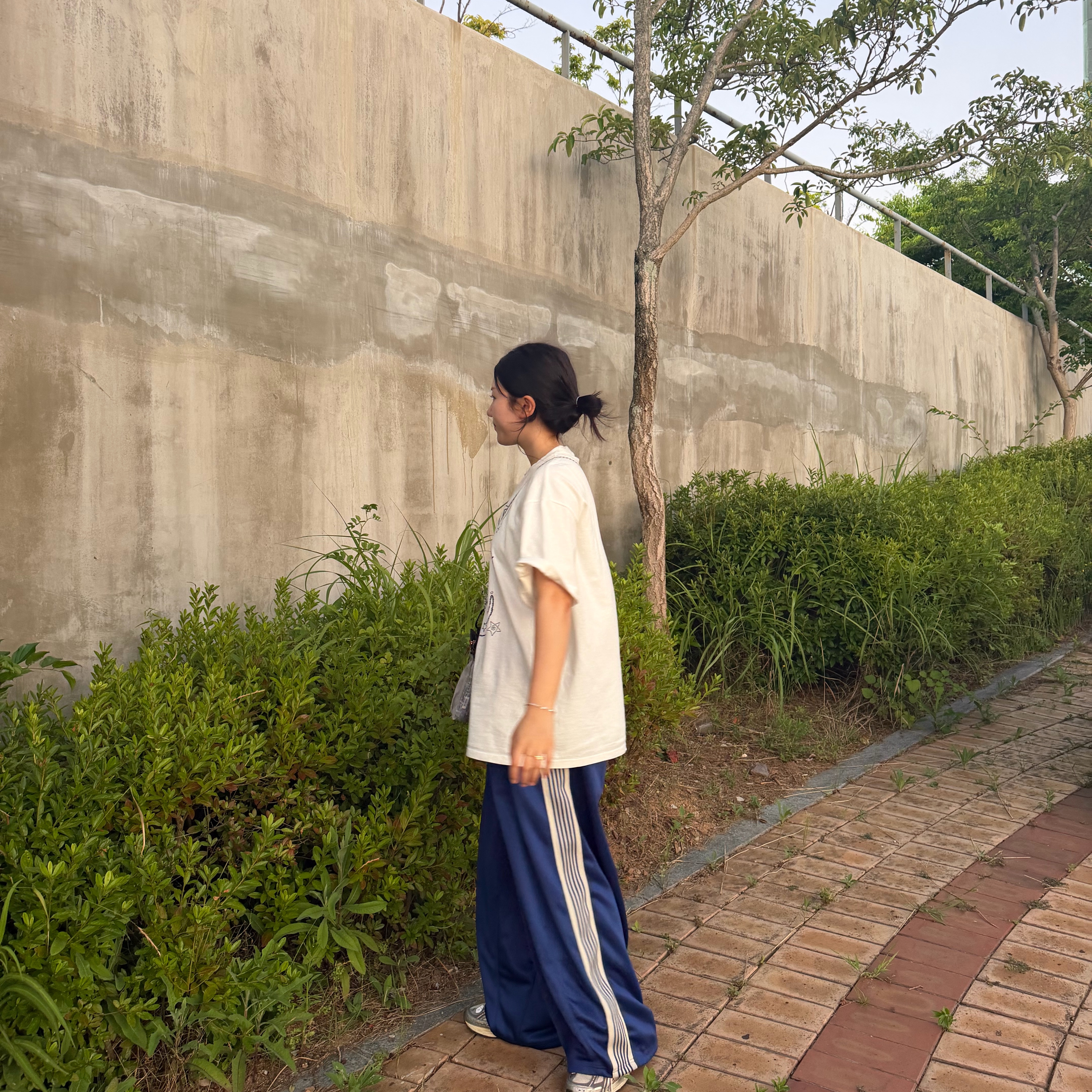 Needles x LHP H.D. Track Pants Poly Smooth Royal, And Wander UL Sacoche with Dyneema Off White 착용 스타일