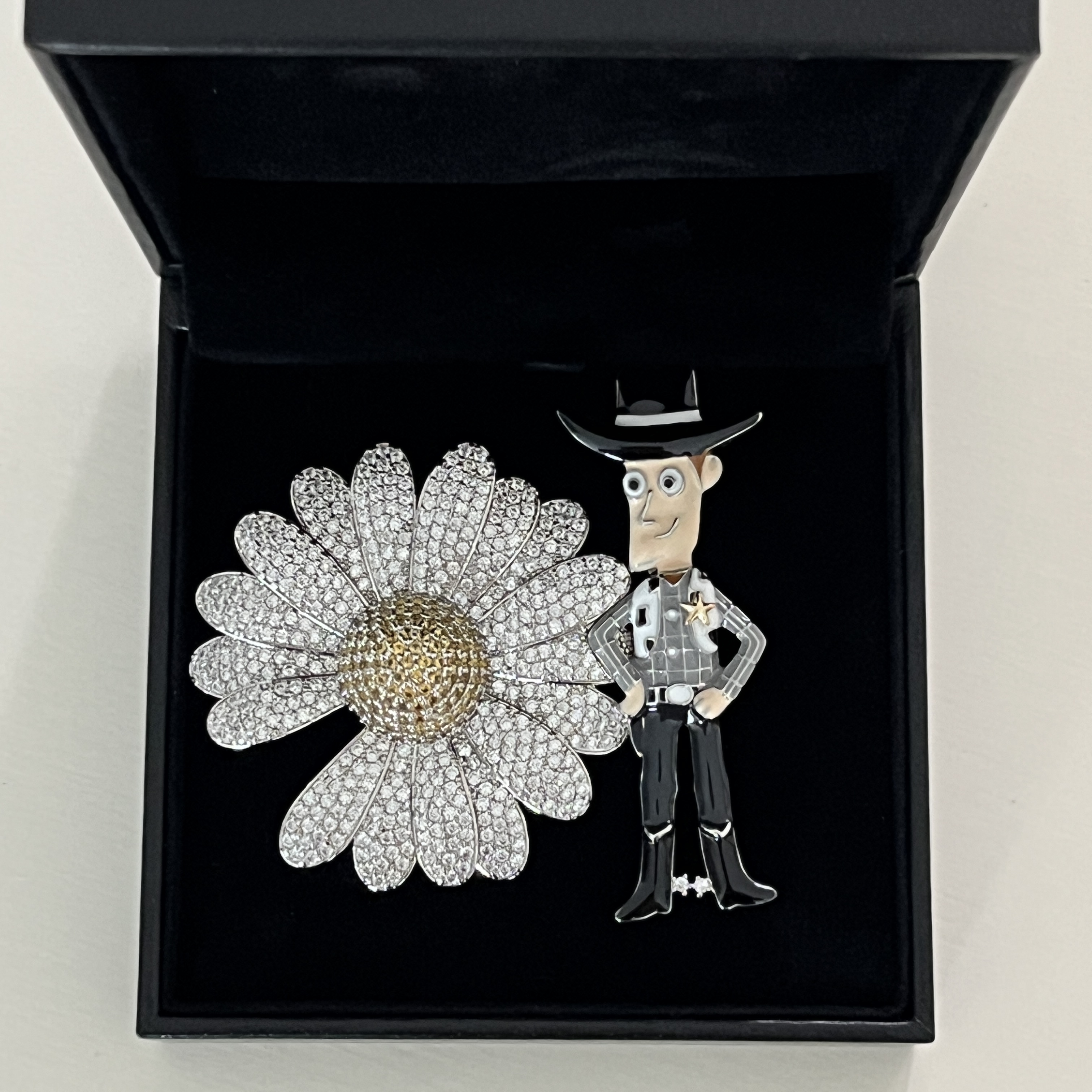 Casetify x Peaceminusone x Toy Story The First Fan Daisy Jewel Pin - Online Exclusive 착용 스타일 - 1
