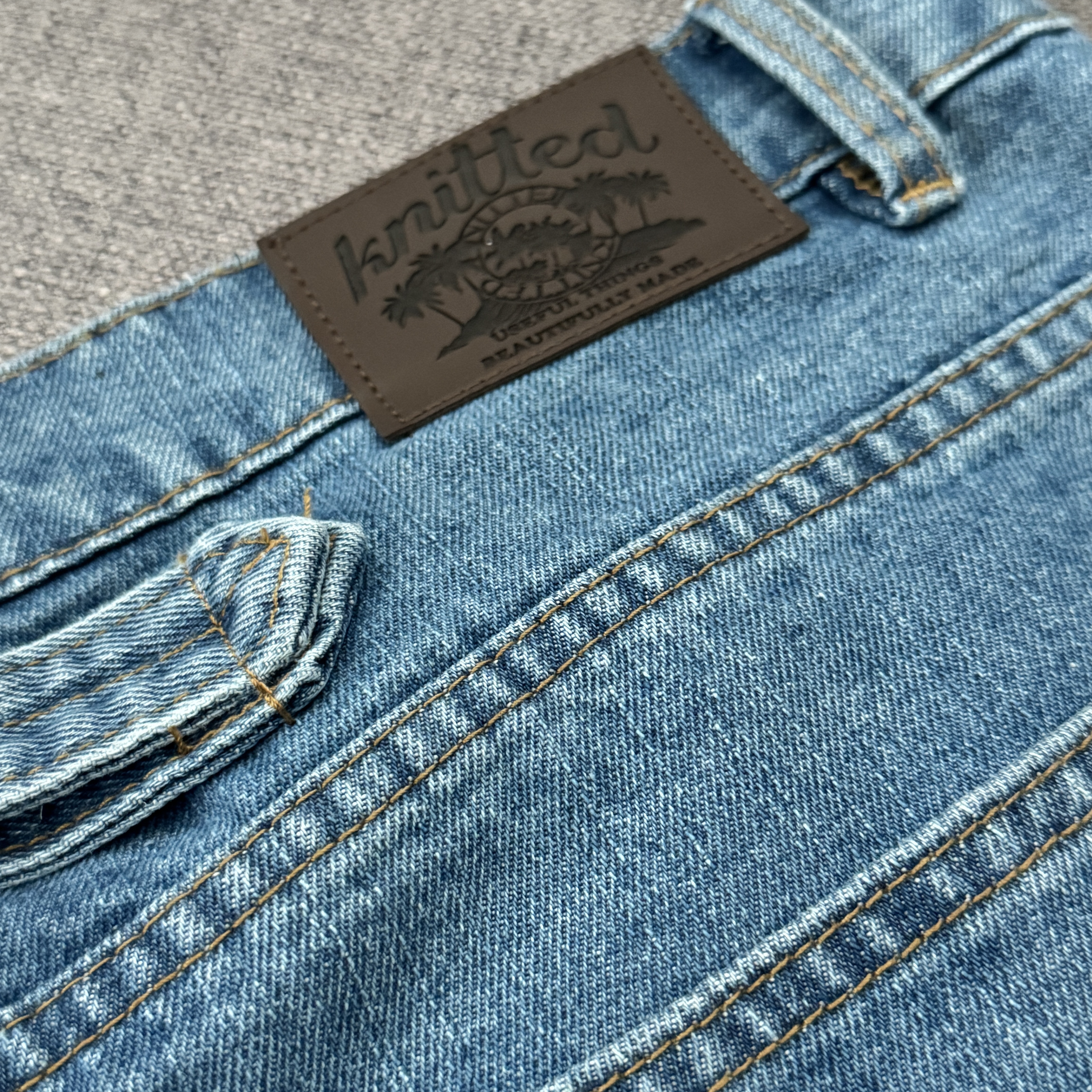 [KREAM 단독][니티드X림박스] Knitted Relaxed Washing Denim Two-Tuck Cinch Back Shorts Washing Blue, Human Made Duck PVC Key Chain Blue 착용 스타일 - 5