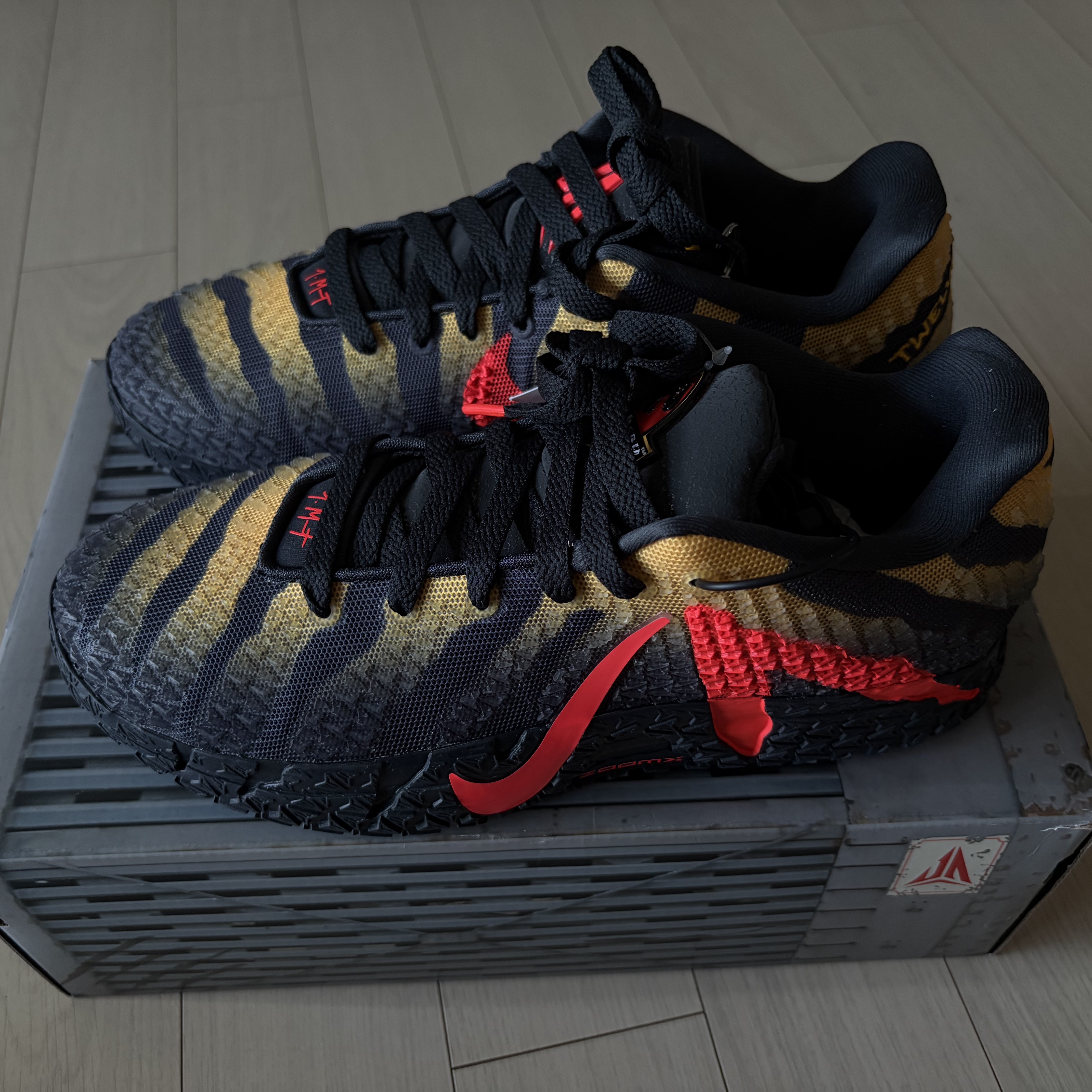 Nike x Jurassic Park Ja 3 EP Anthracite Bright Crimson 착용 스타일 - 3