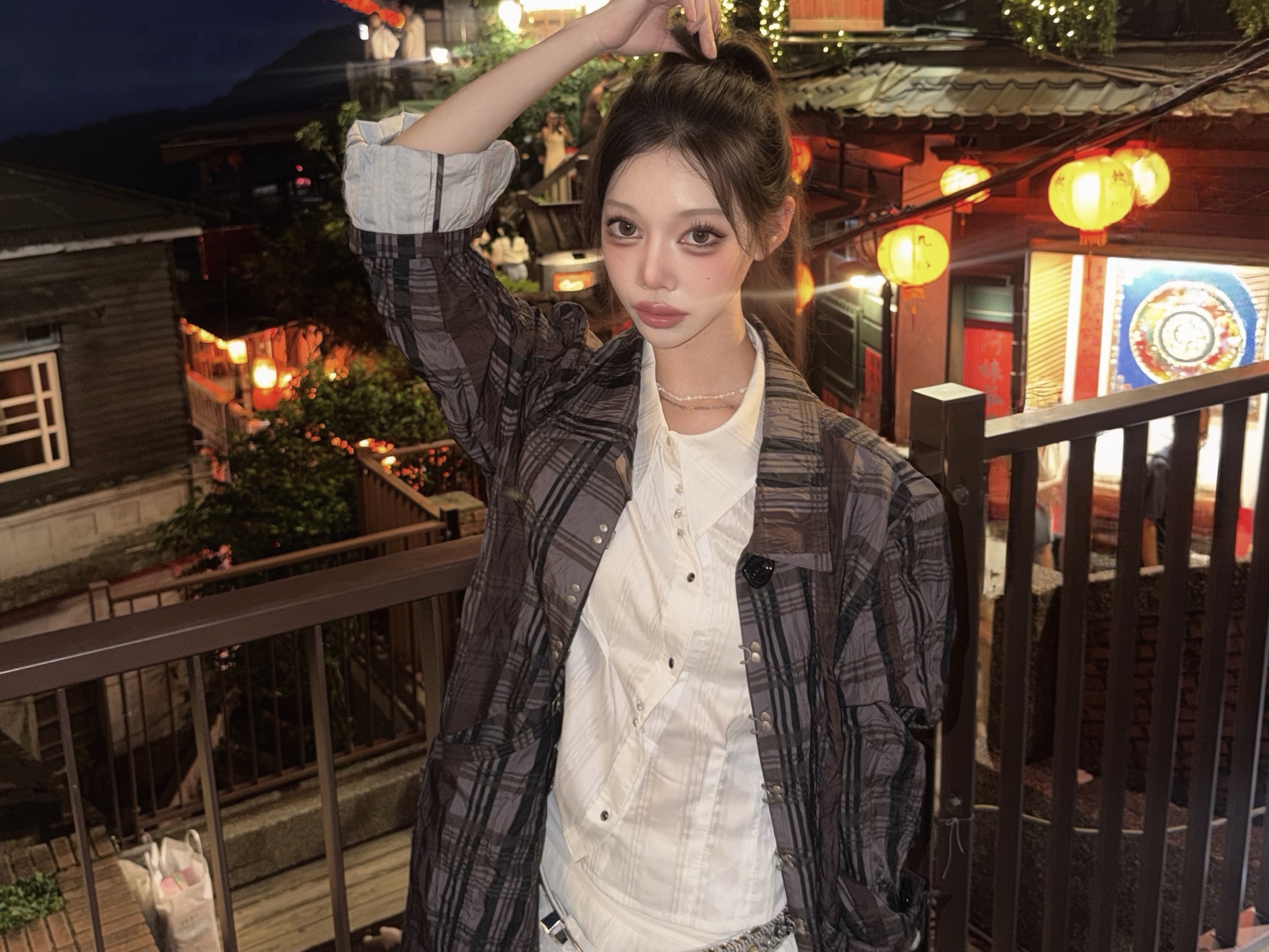 Vacant Archive Hadid Check Wrinkle Hook Coat  Brown 착용 스타일 - 3