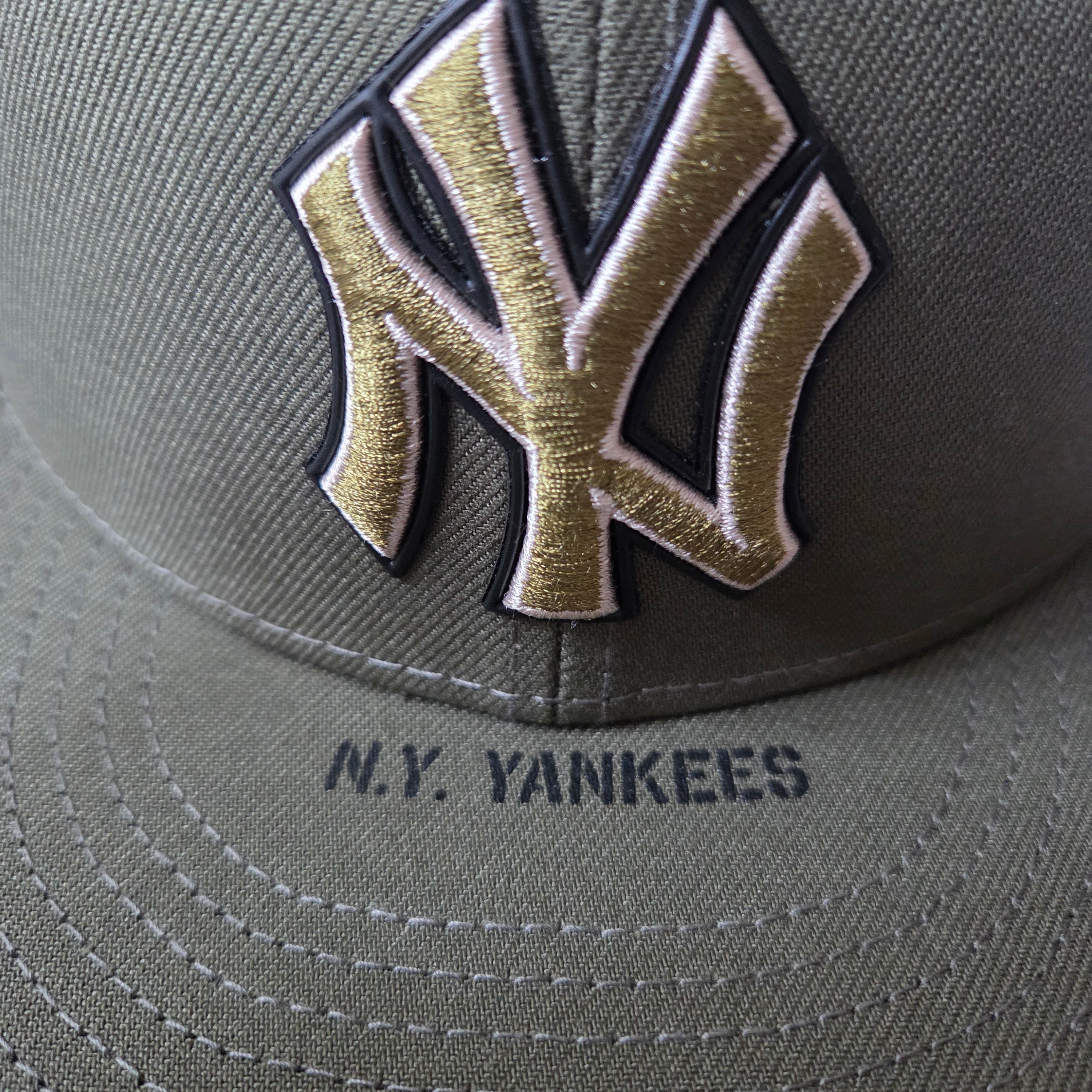 New Era 59Fifty On-Field MLB 2026 Armed Forces Day New York Yankees New Olive 착용 스타일 - 2