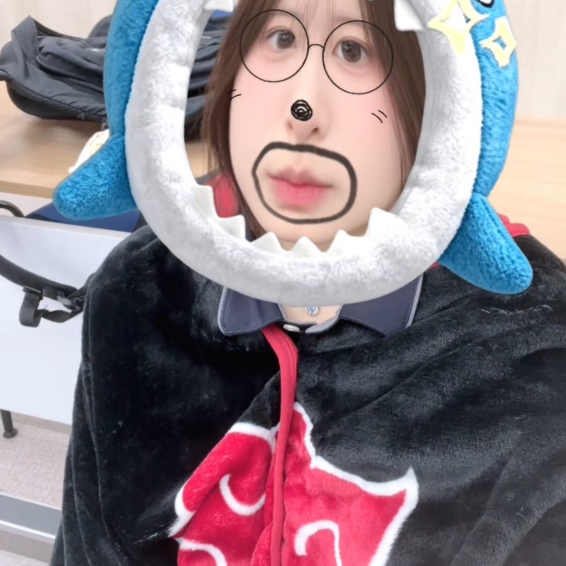 Spao x Naruto Hooded Blanket Black 착용 스타일