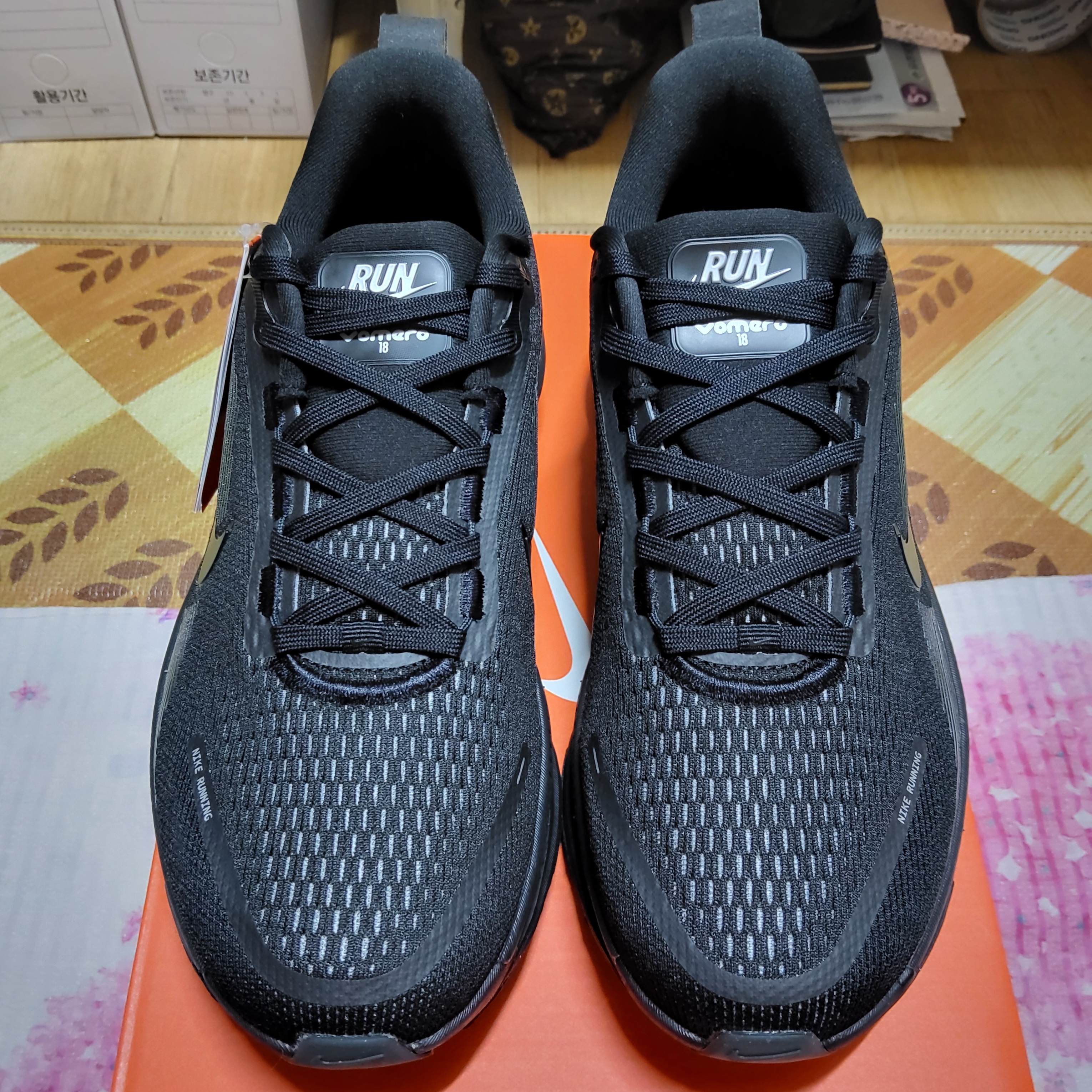 Nike Vomero 18 Black Dark Smoke Grey 착용 스타일 - 2