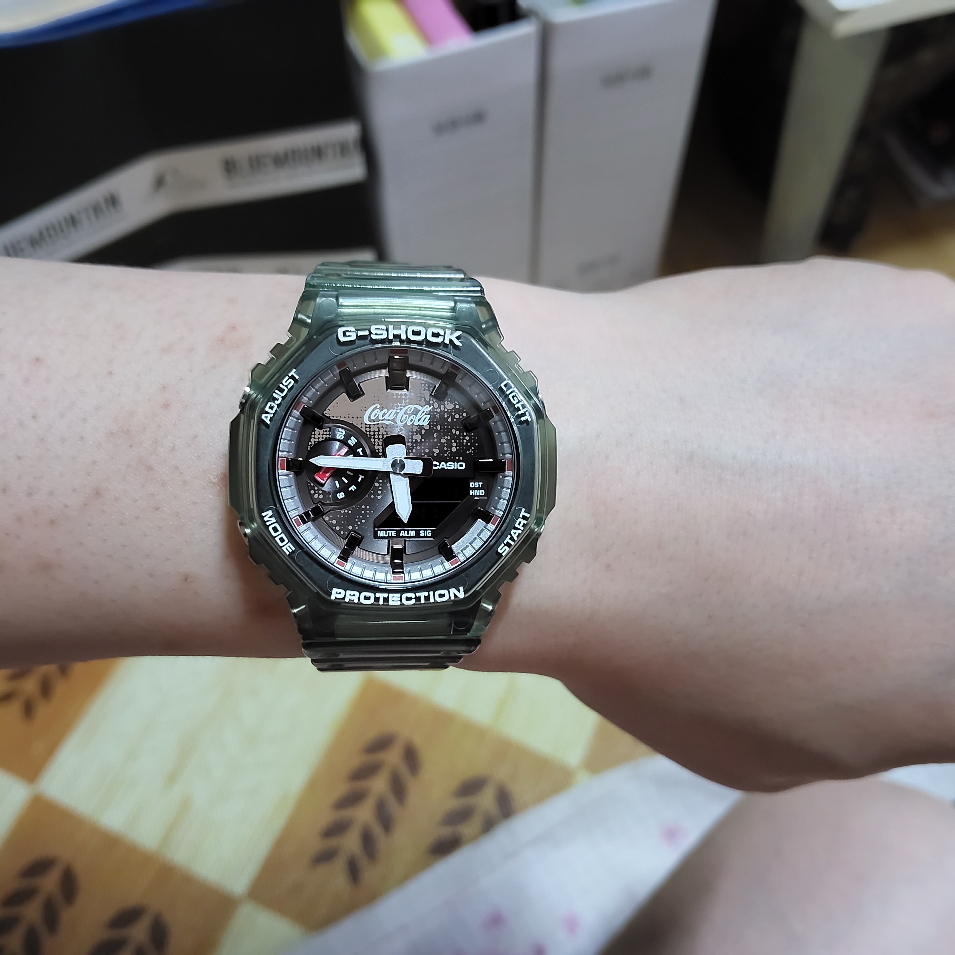 Casio G-Shock x Coca-Cola GA-2100CC-3A 착용 스타일 - 10