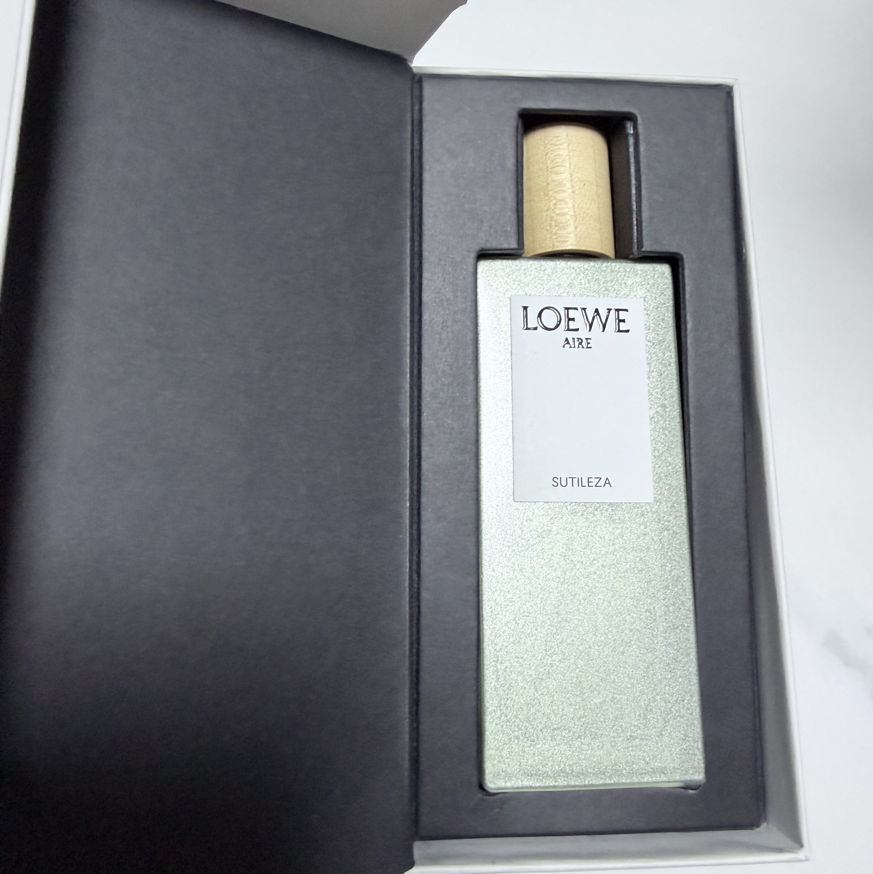 Loewe Aire Sutileza Eau de Toilette 50ml 착용 스타일 - 3