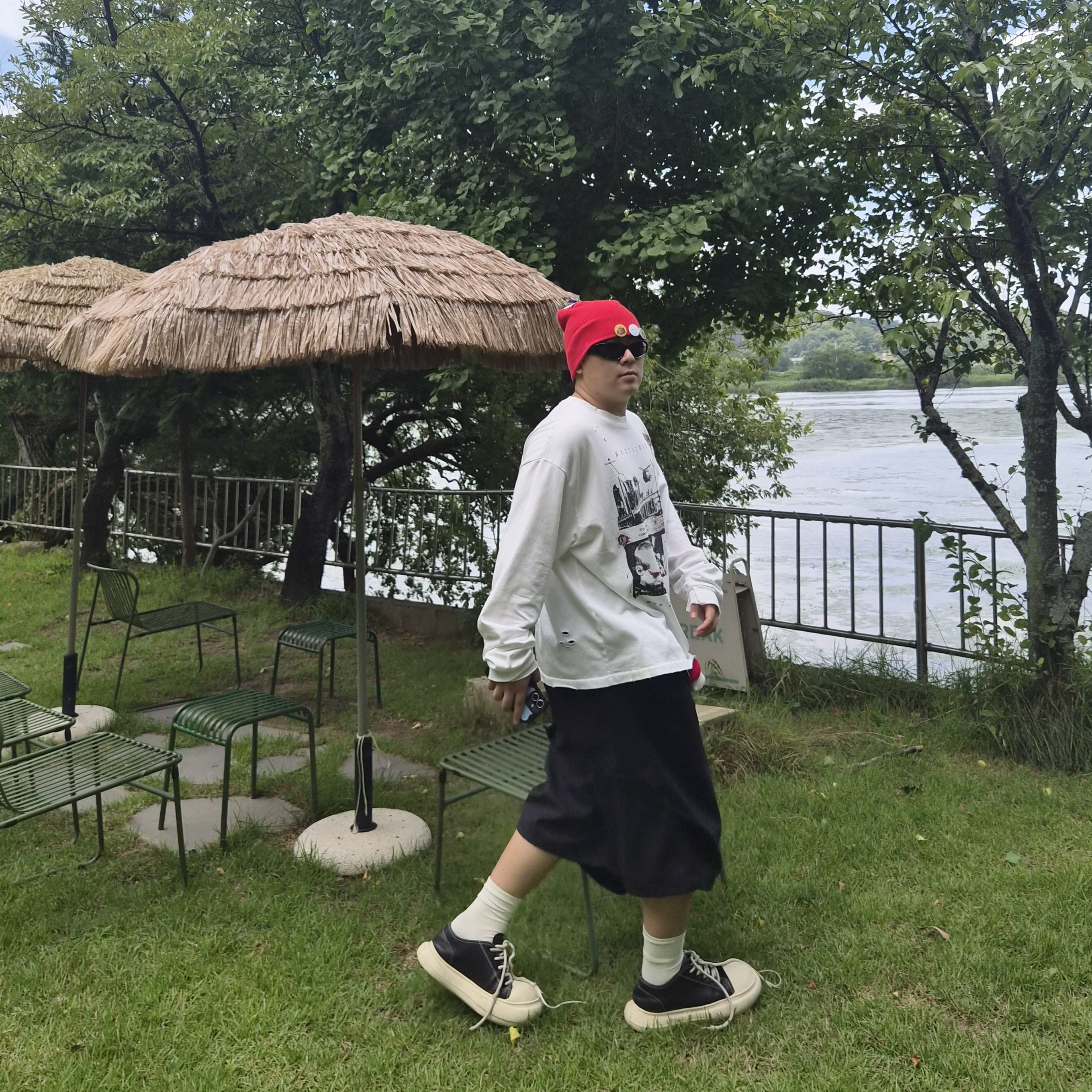 Kamien x Koin Seoul Bermuda Slacks Black, MJD x Koin Seoul 325 Sleeve T-Shirt White 착용 스타일 - 4