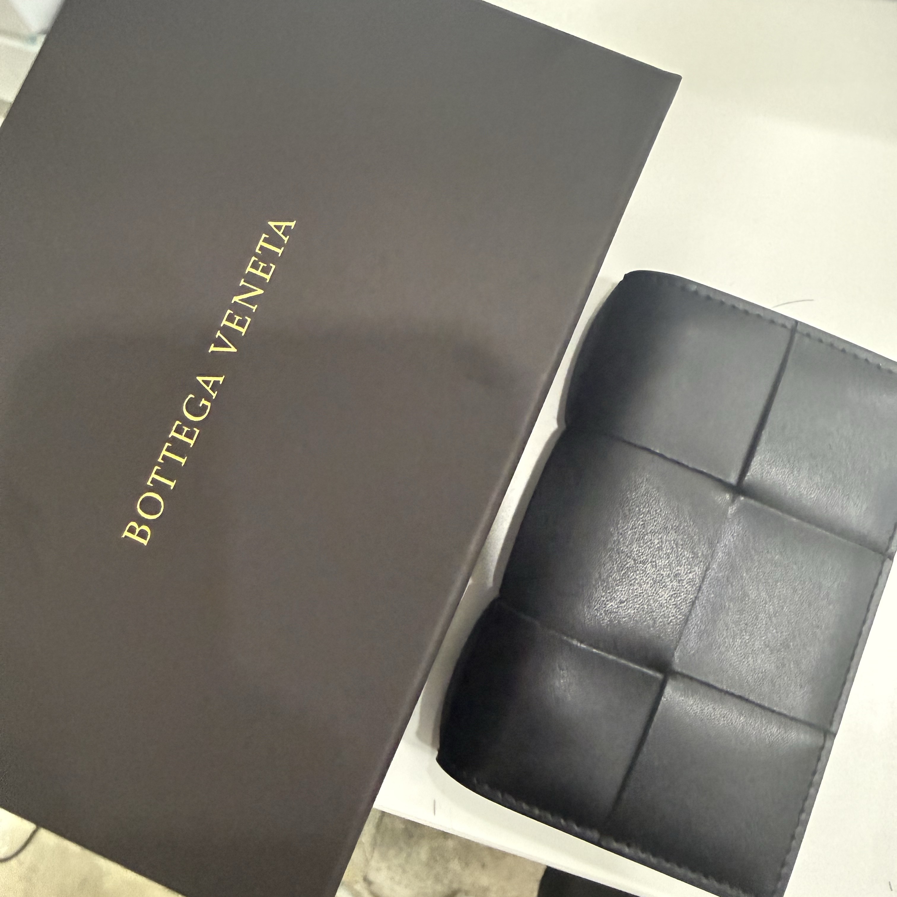 Bottega Veneta Flap Card Case Black 착용 스타일