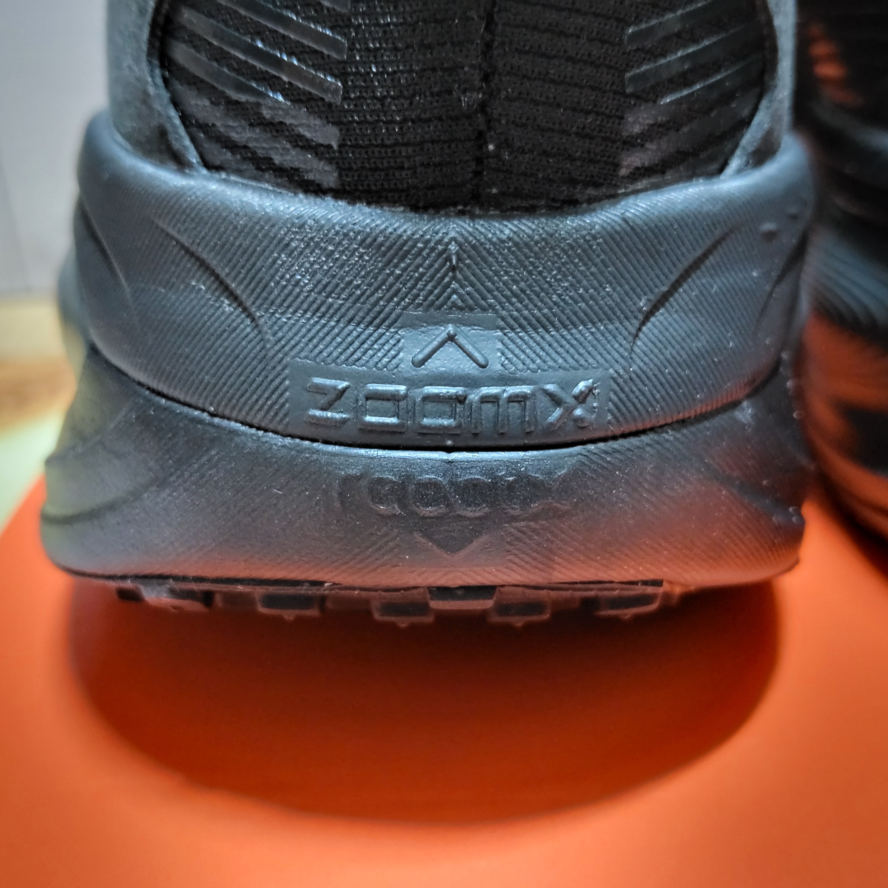 Nike Vomero 18 Black Dark Smoke Grey 착용 스타일 - 6
