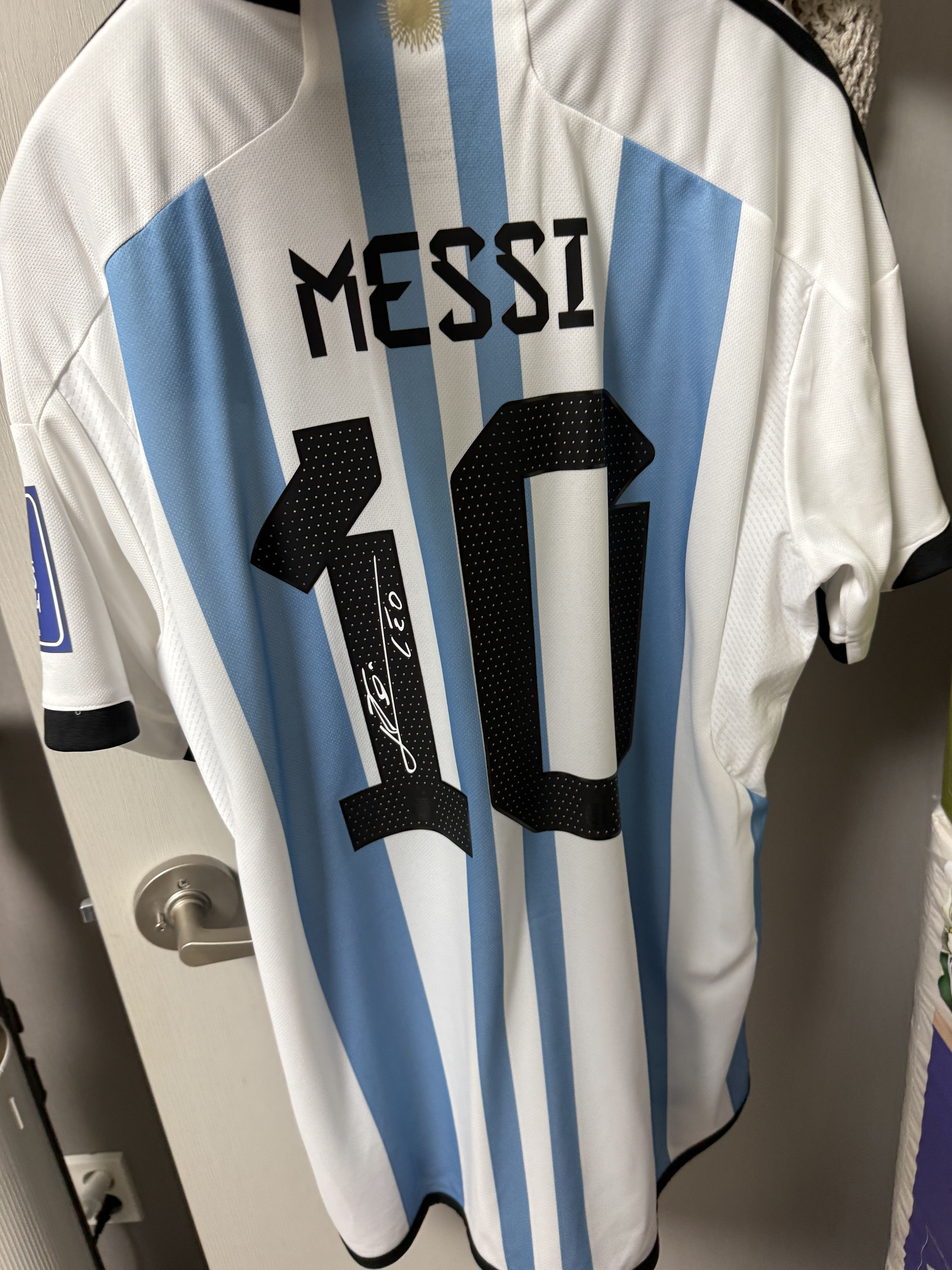 Adidas Argentina Home Jersey 2022 Winners 3-Star White Light Blue - US Sizing (Non Marking Ver.) 착용 스타일 - 2