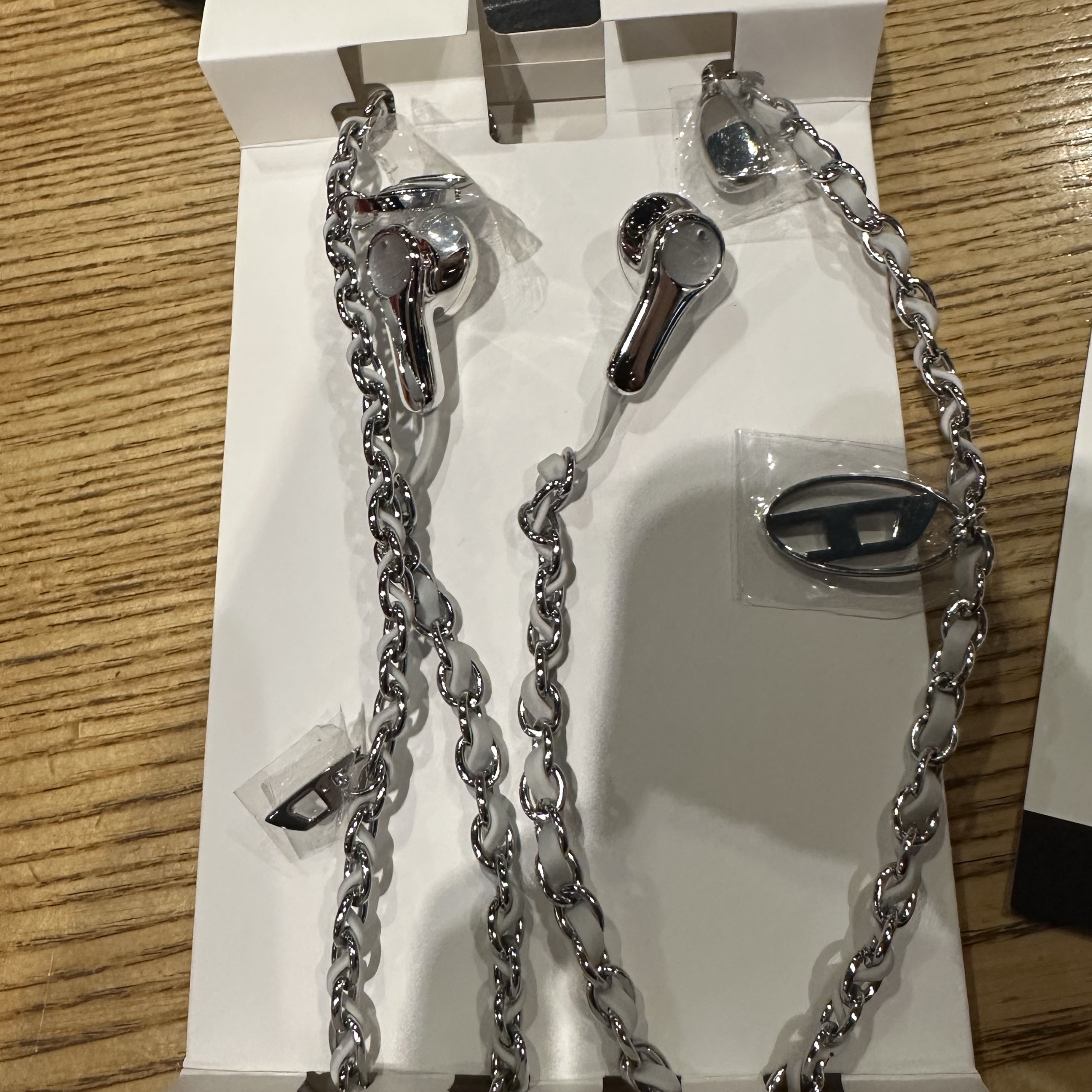 Diesel Wired Earbuds Silver (Korean Ver.) 착용 스타일
