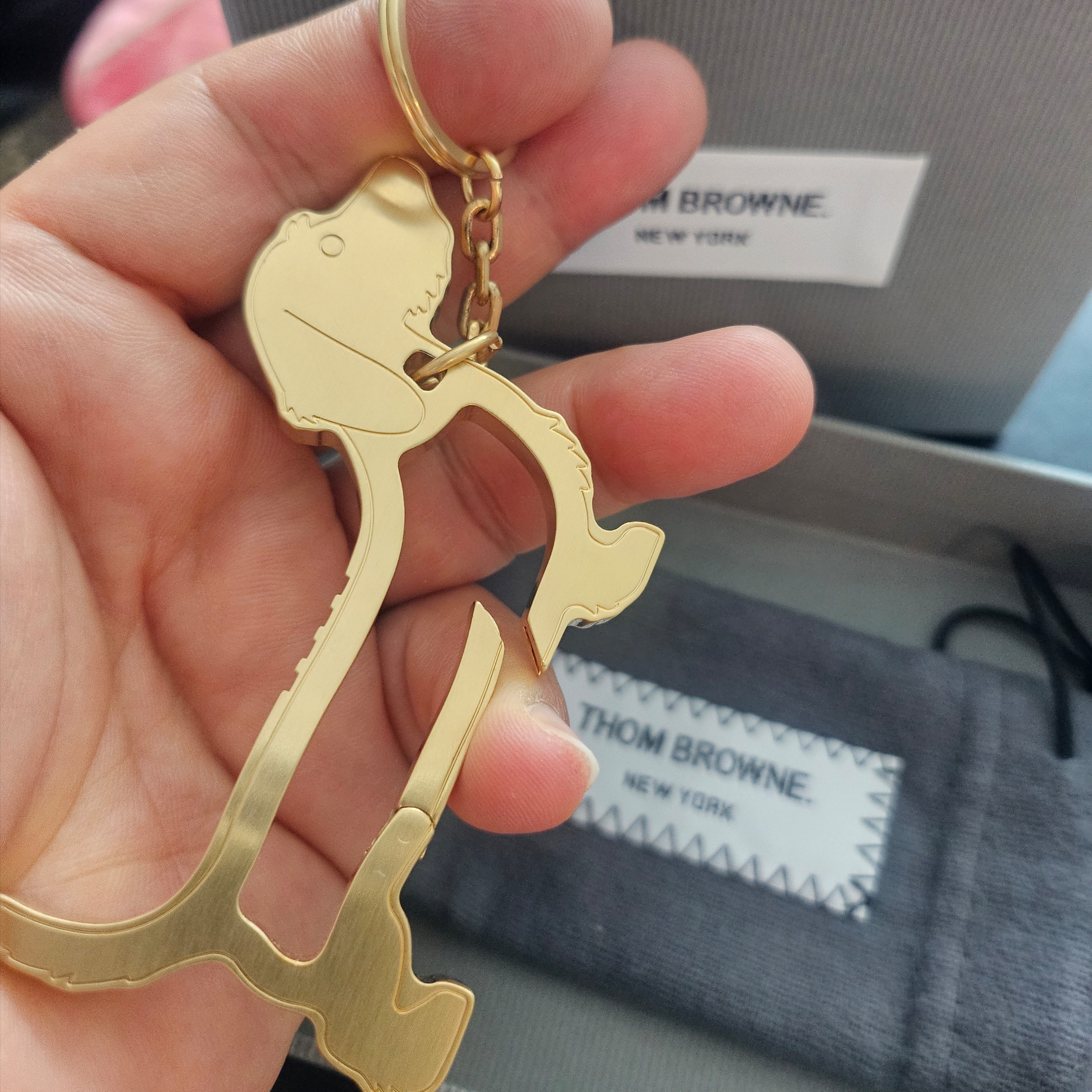 Thom Browne Hector Icon Karabiner Keyring Gold 착용 스타일 - 2