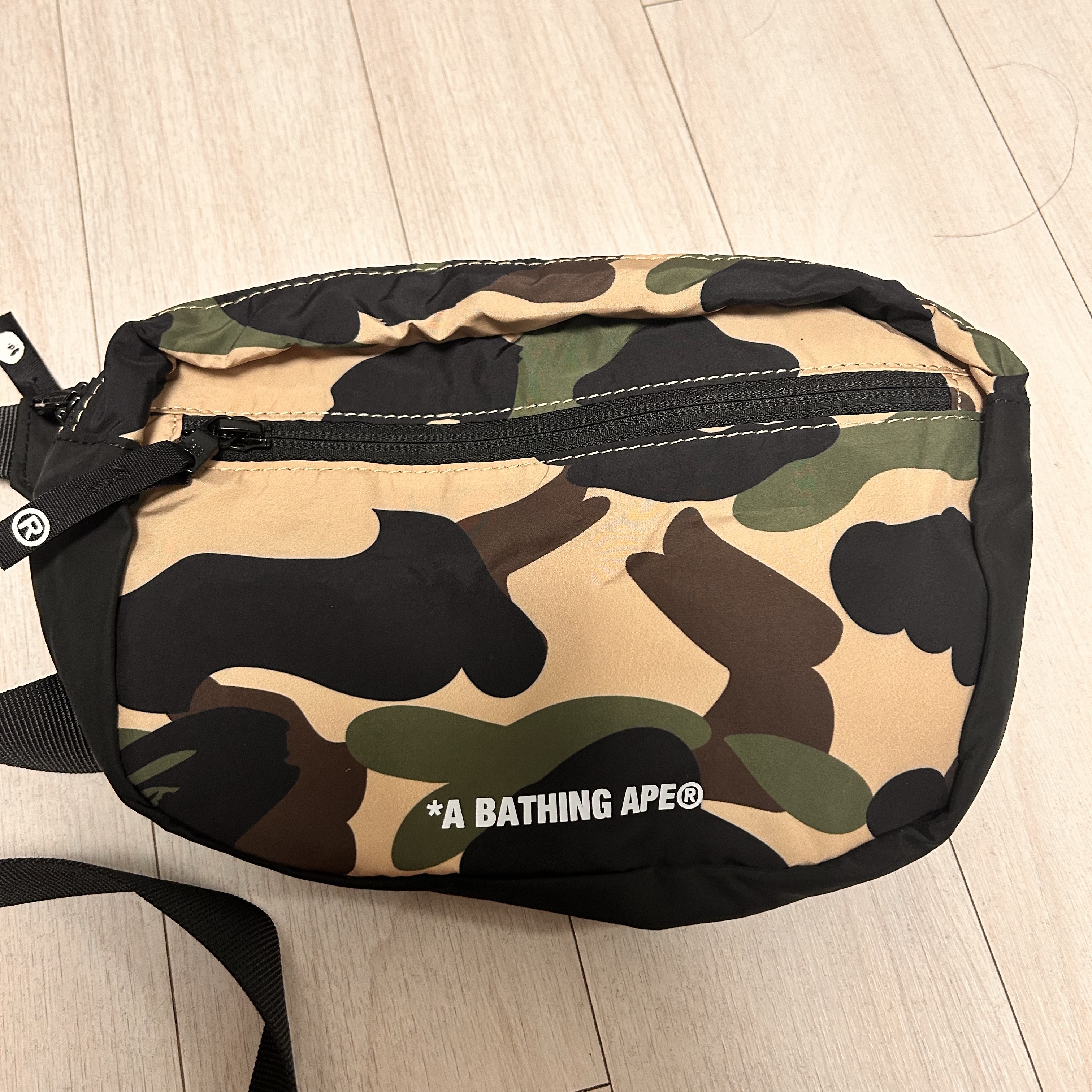 BAPE 1st Camo Packable Waist Bag Travel Yellow 착용 스타일 - 1