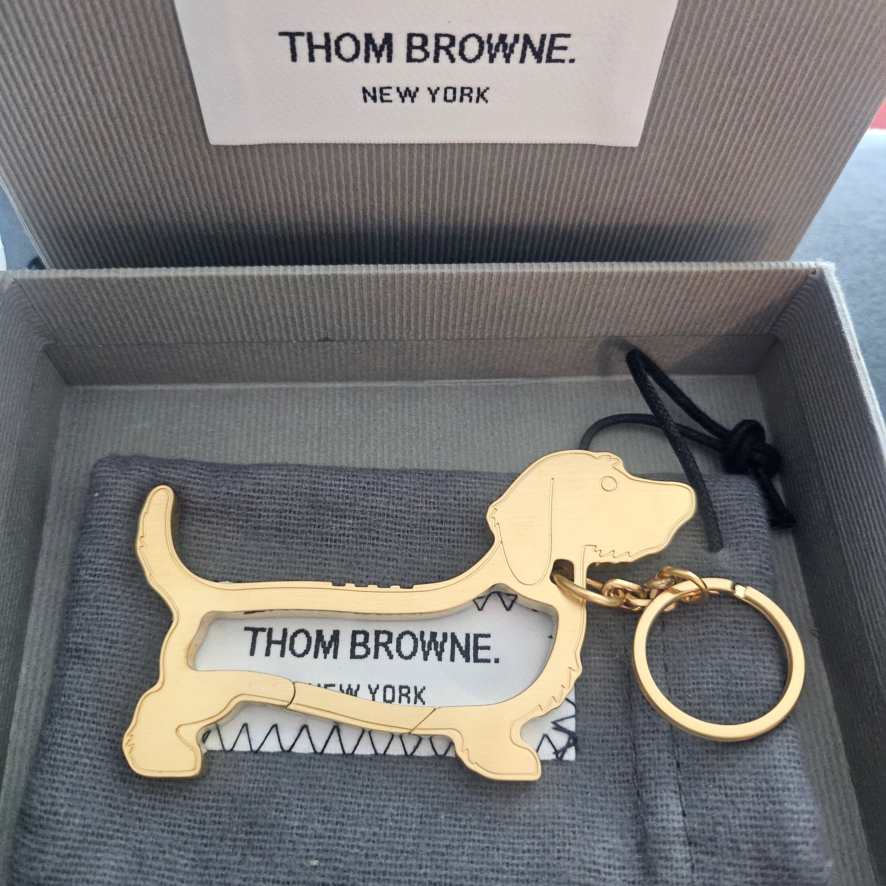Thom Browne Hector Icon Karabiner Keyring Gold 착용 스타일 - 1