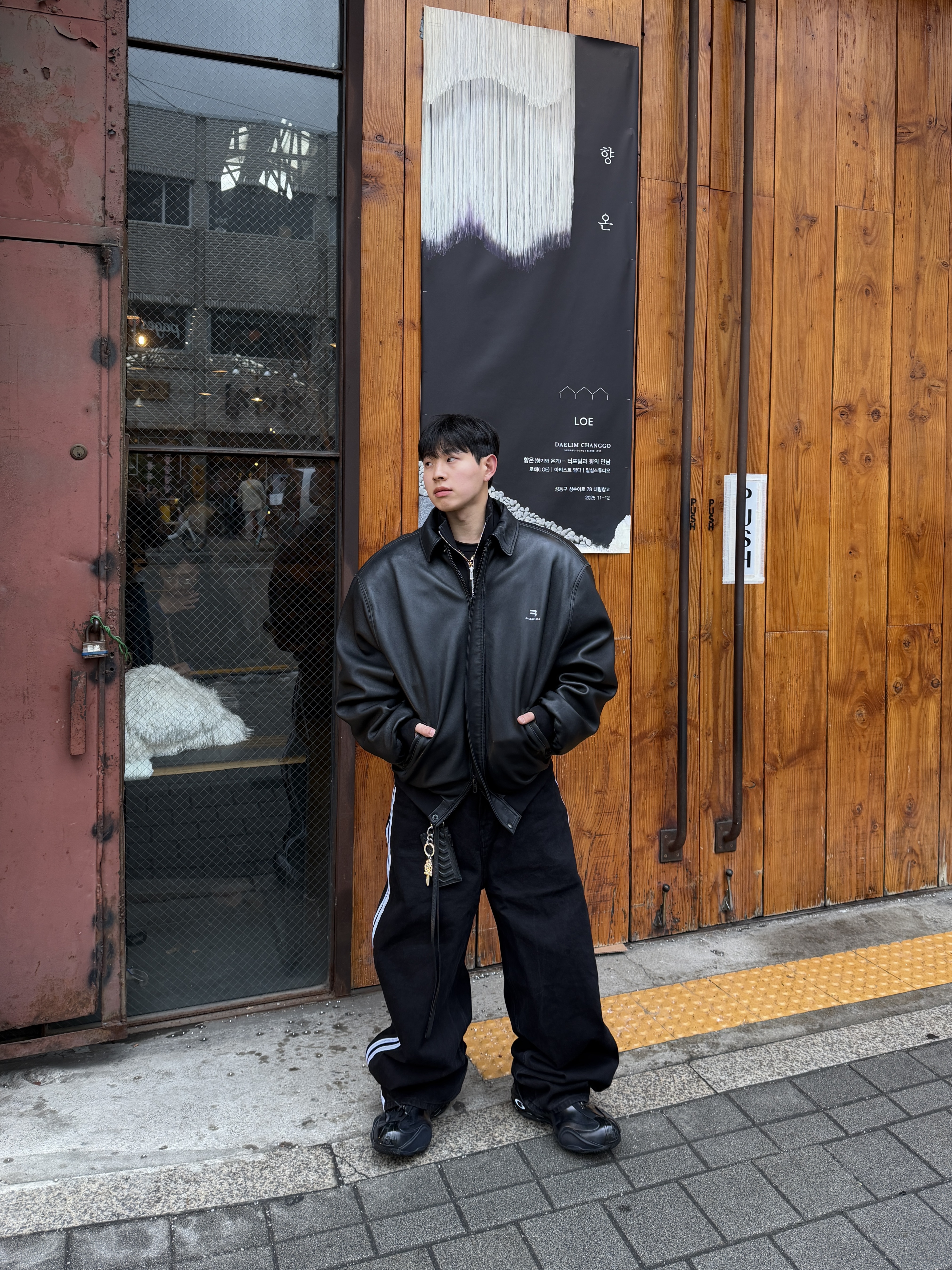 Junne J44 Minimal Full Zip Up Twill Black 착용 스타일 - 5