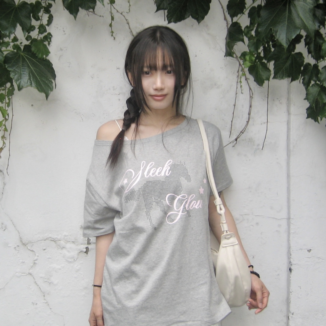 SLEEKGLOW Horse One-Shoulder T-Shirt Gray 착용 스타일 - 1