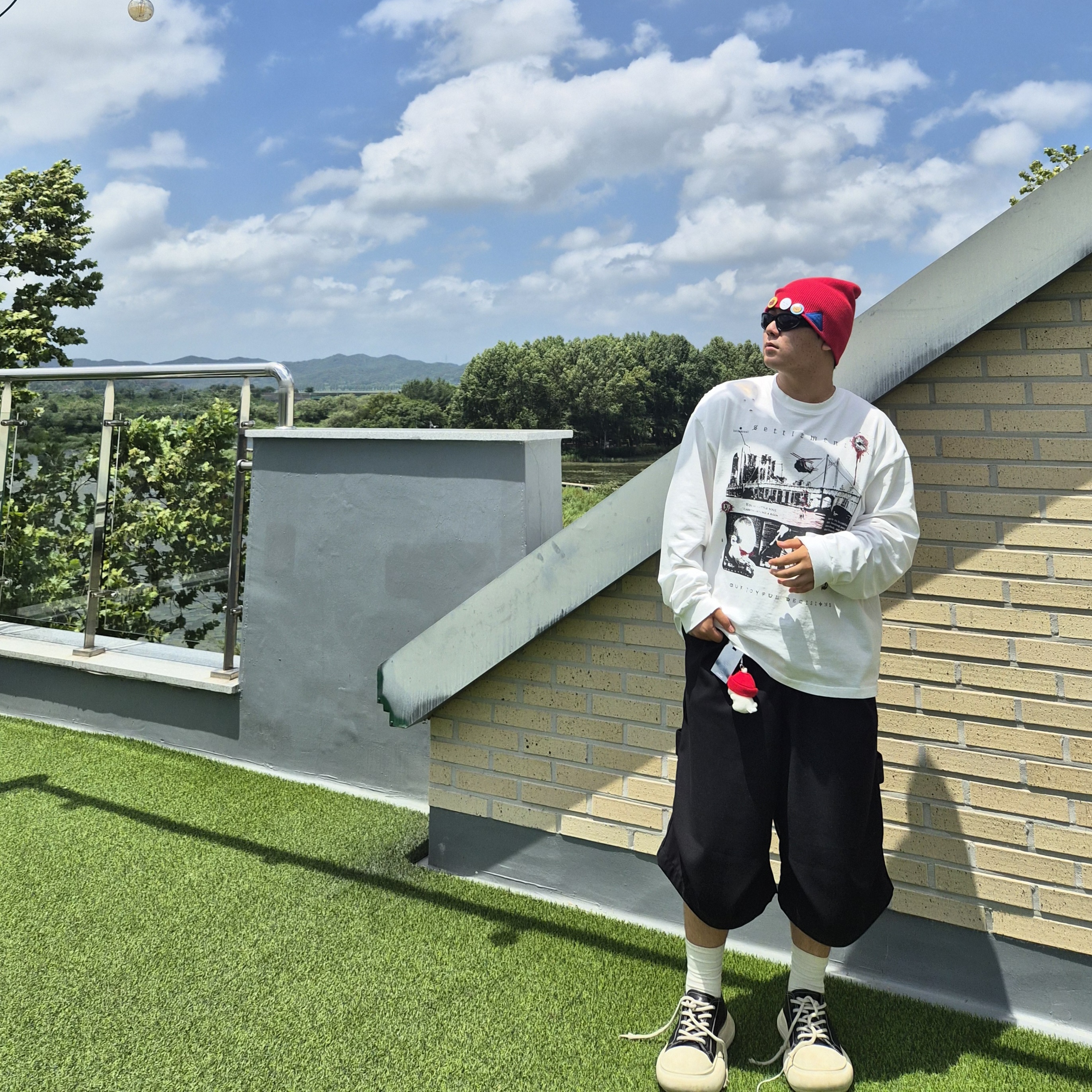 Kamien x Koin Seoul Bermuda Slacks Black, MJD x Koin Seoul 325 Sleeve T-Shirt White 착용 스타일 - 3