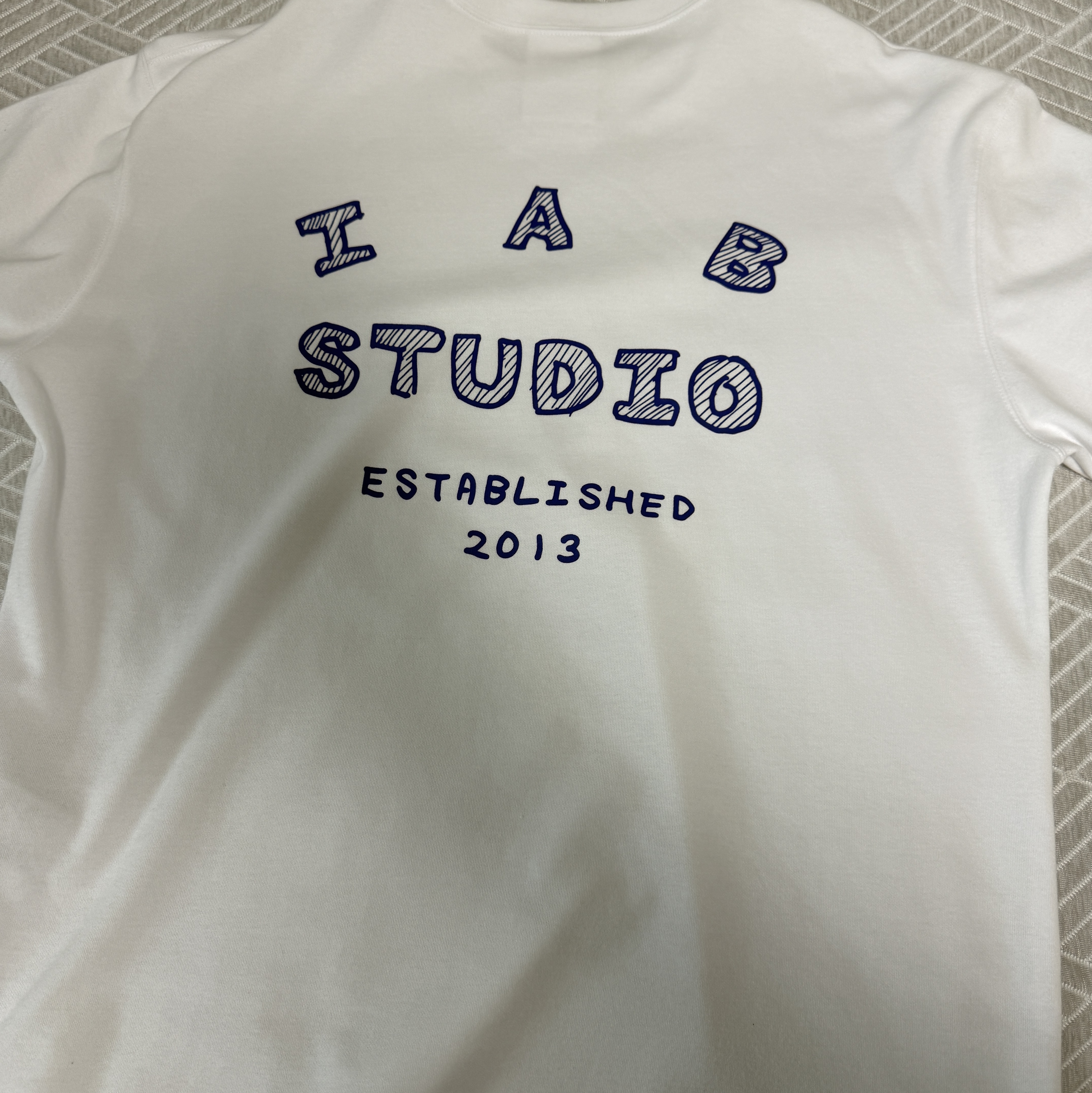 IAB Studio Sketch T-shirt White 착용 스타일 - 2