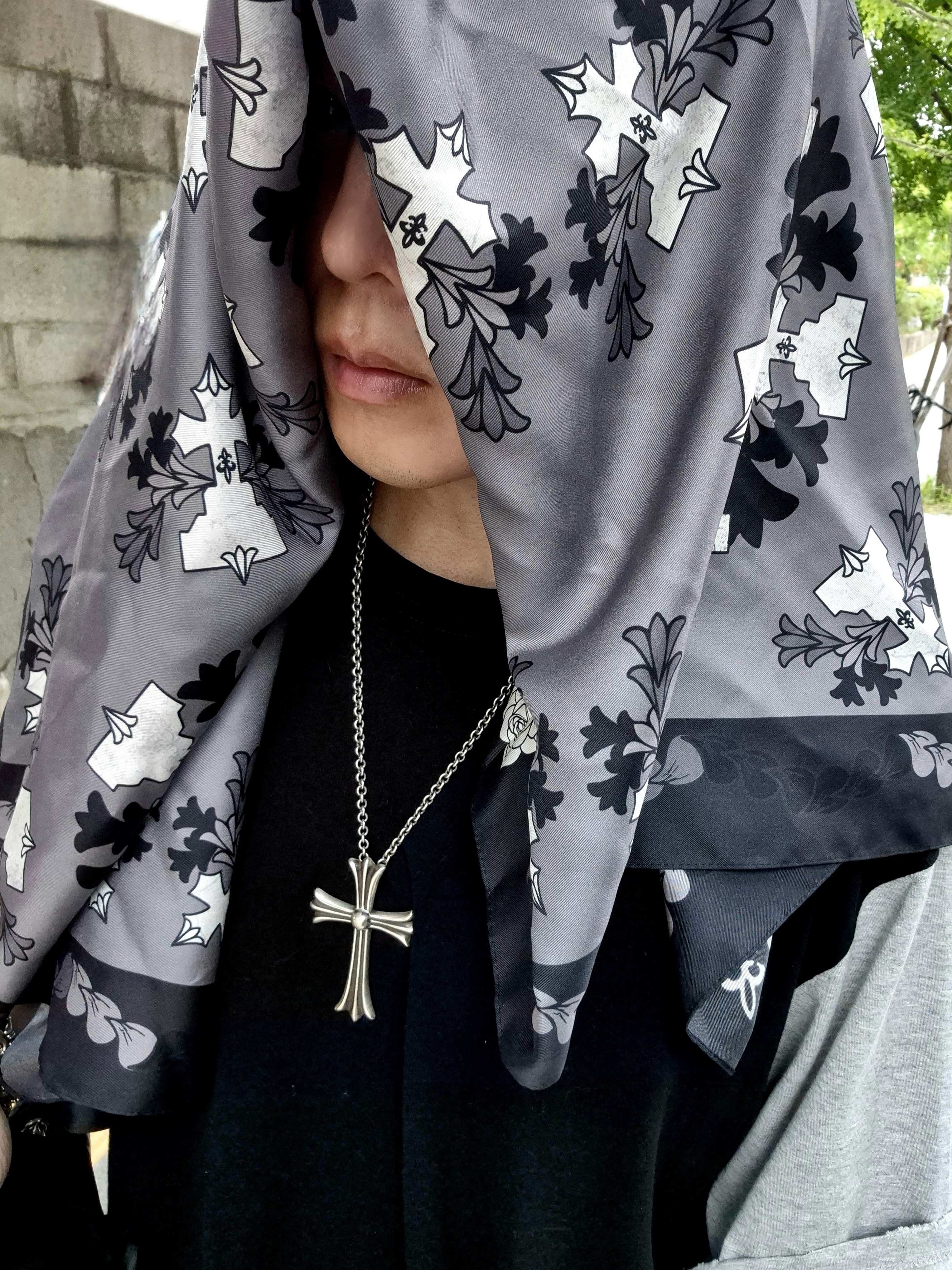 Awende Requiem Silk Scarf Gray, Dr. Martens x Rick Owens 1460 Quad Sole Mega Lace Boots Black 착용 스타일 - 1