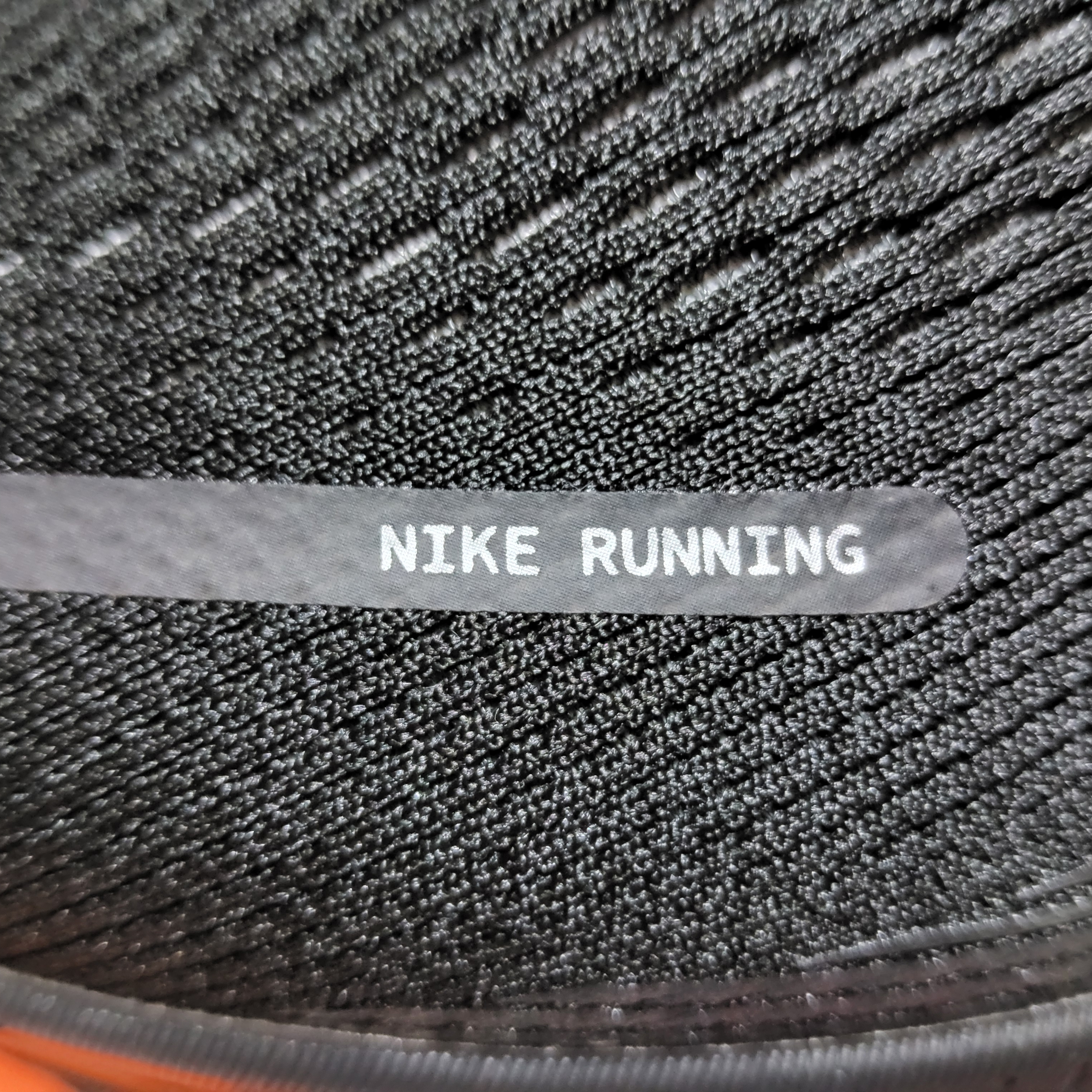 Nike Vomero 18 Black Dark Smoke Grey 착용 스타일 - 4