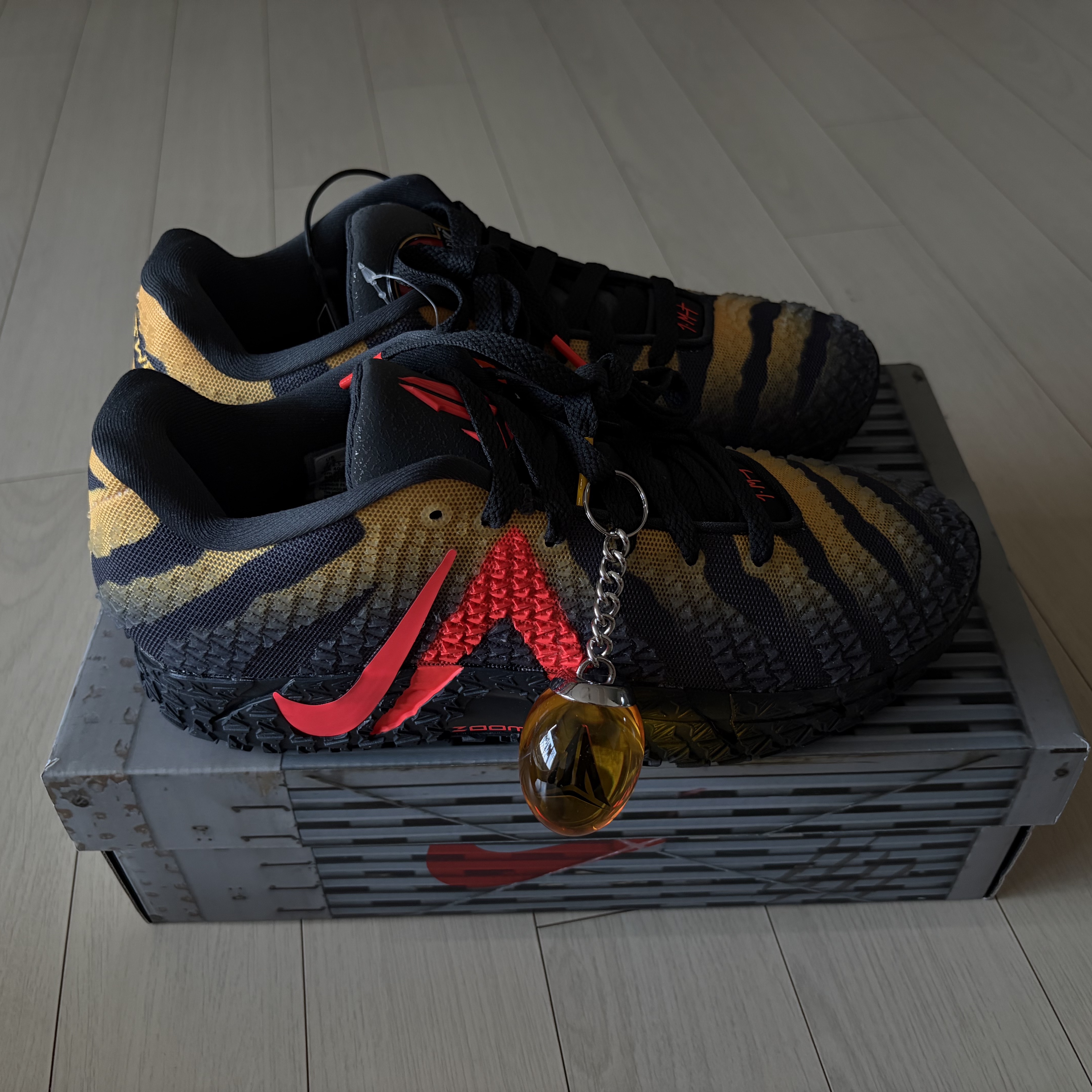 Nike x Jurassic Park Ja 3 EP Anthracite Bright Crimson 착용 스타일 - 1