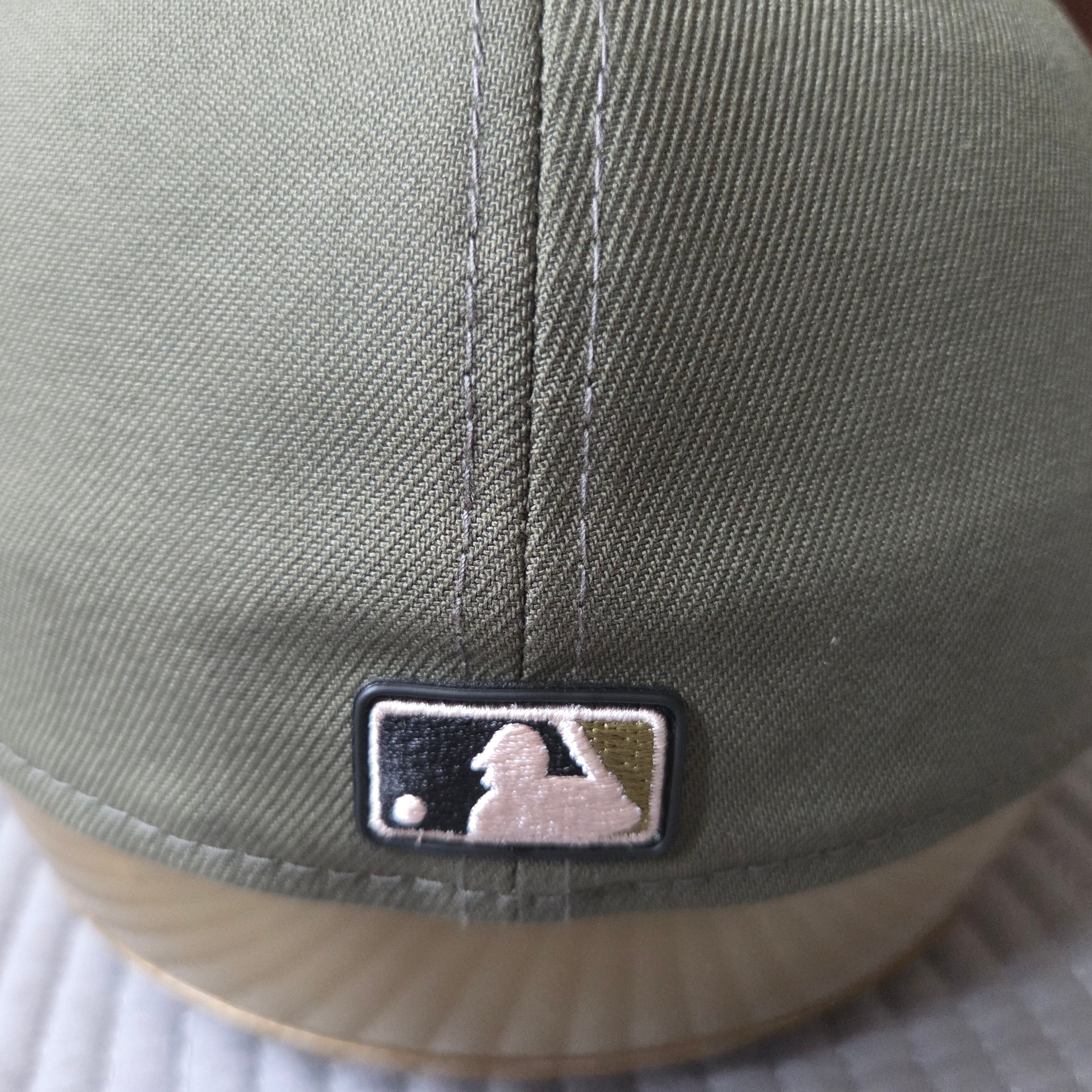 New Era 59Fifty On-Field MLB 2026 Armed Forces Day New York Yankees New Olive 착용 스타일 - 4