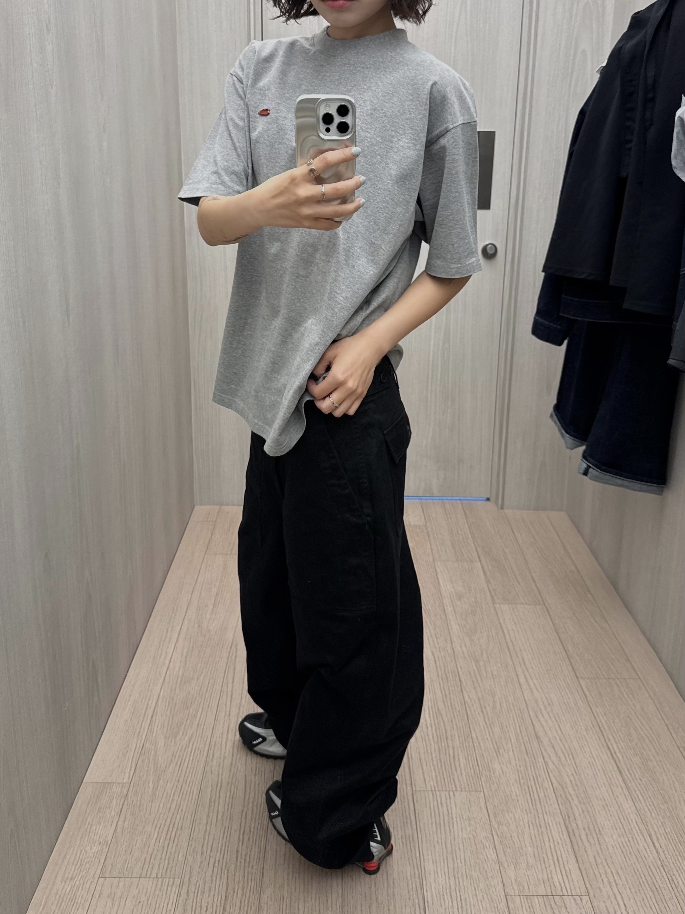 AKRYL Jersey Tee Grey - 26FW, AKRYL Fat Fatigue Pants Black - 26FW 착용 스타일