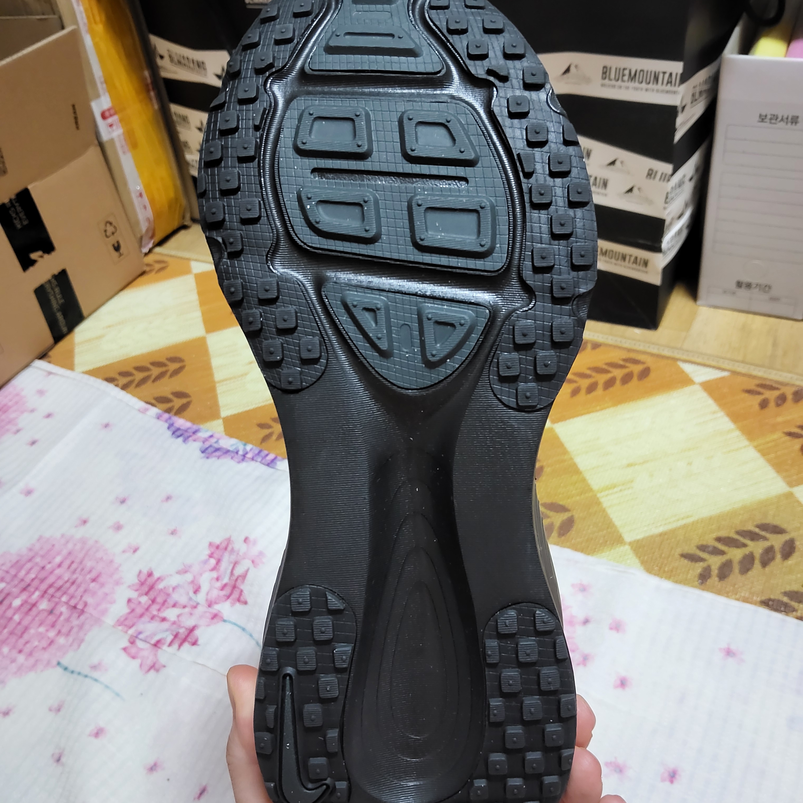 Nike Vomero 18 Black Dark Smoke Grey 착용 스타일 - 7