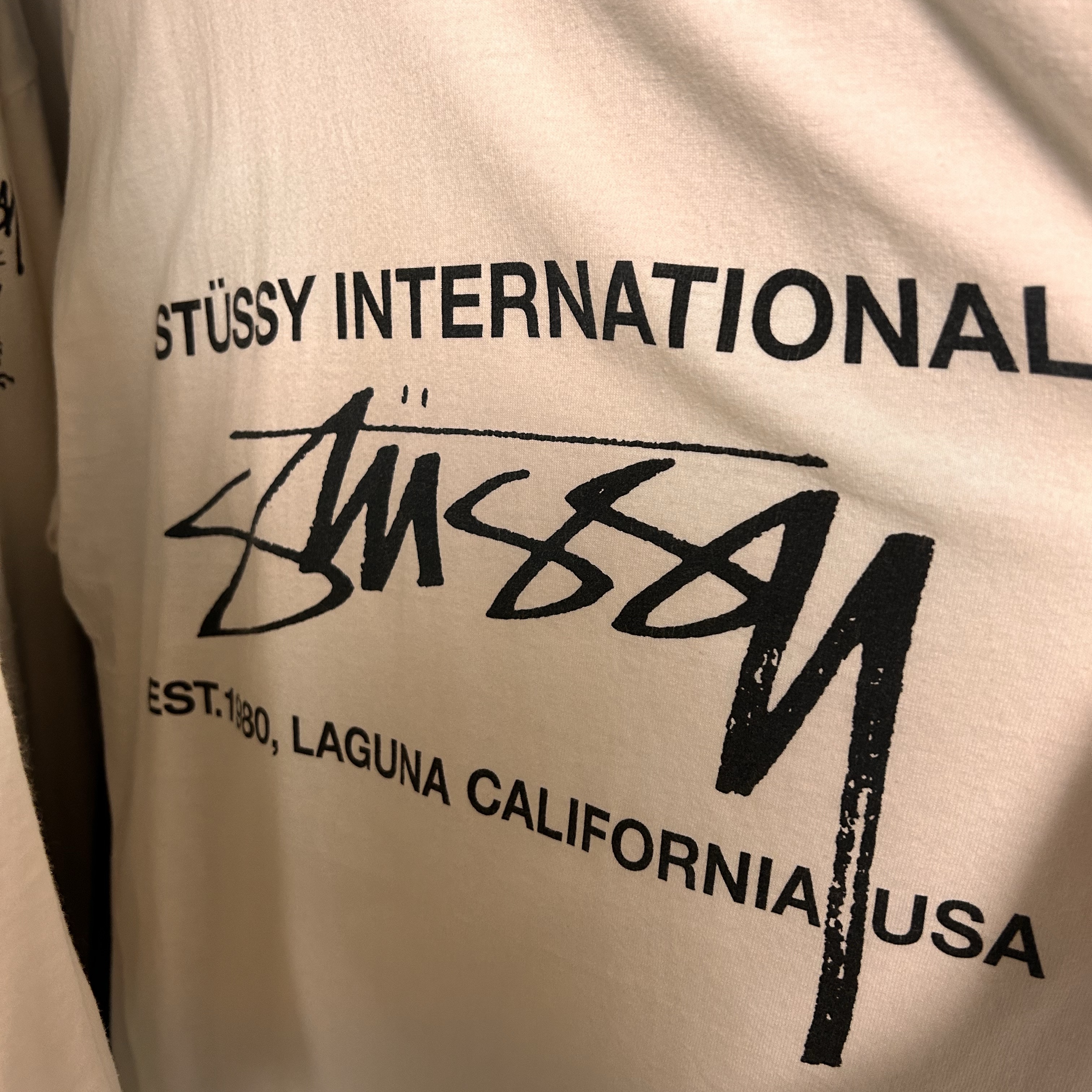 Stussy Stock Seoul T-Shirt White, Stussy Stock London T-Shirt White 착용 스타일 - 6