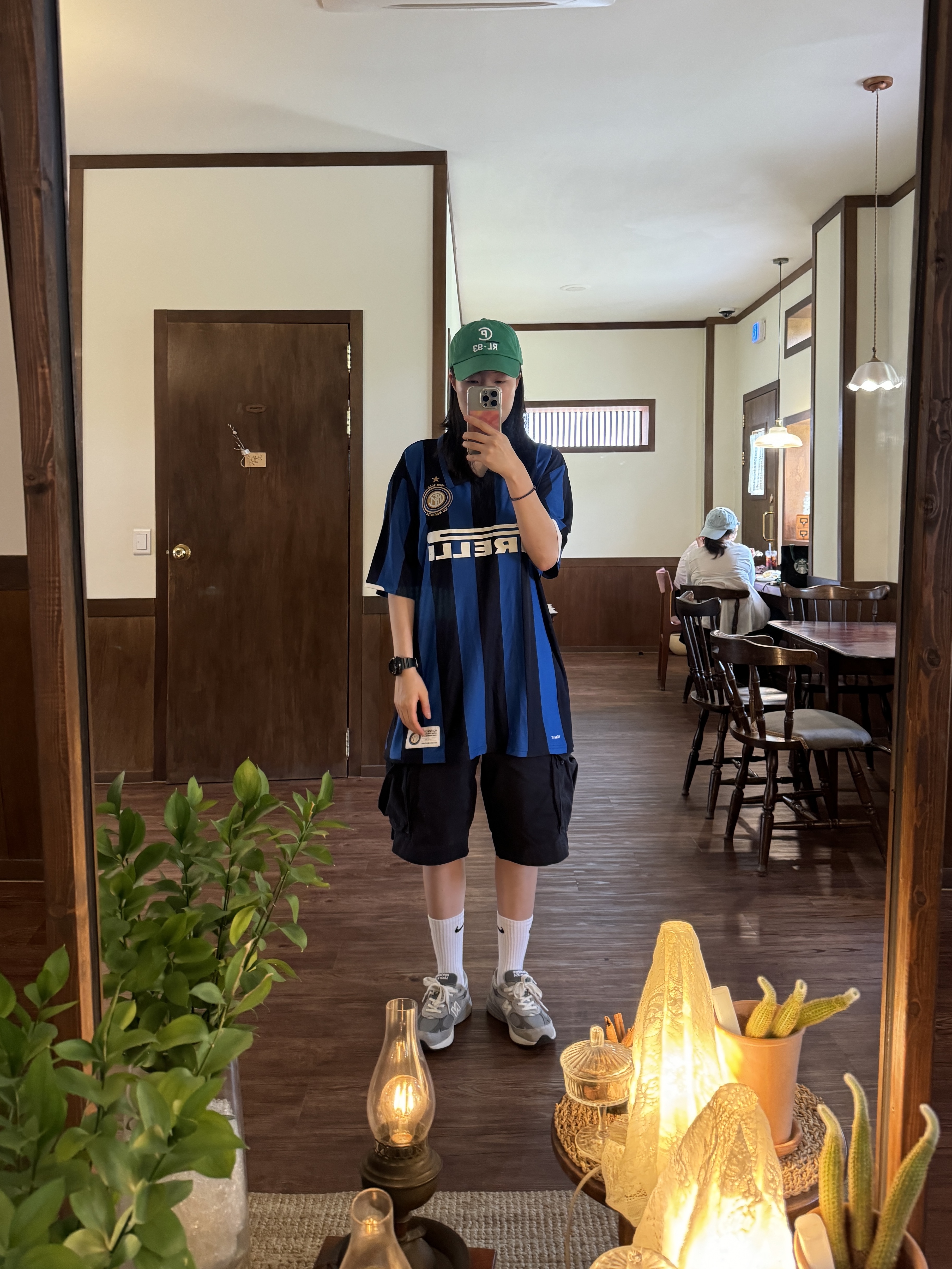 Nike Inter Milan 2022/23 Stadium Home Dri-Fit Jersey Lyon Blue Black (Coccarda Patch Ver.), Nike Inter Milan 2026/27 Match Home Aero-Fit Authentic Jersey Lyon Blue Black (II2736-409) (Non Marking Ver.) 착용 스타일 - 1