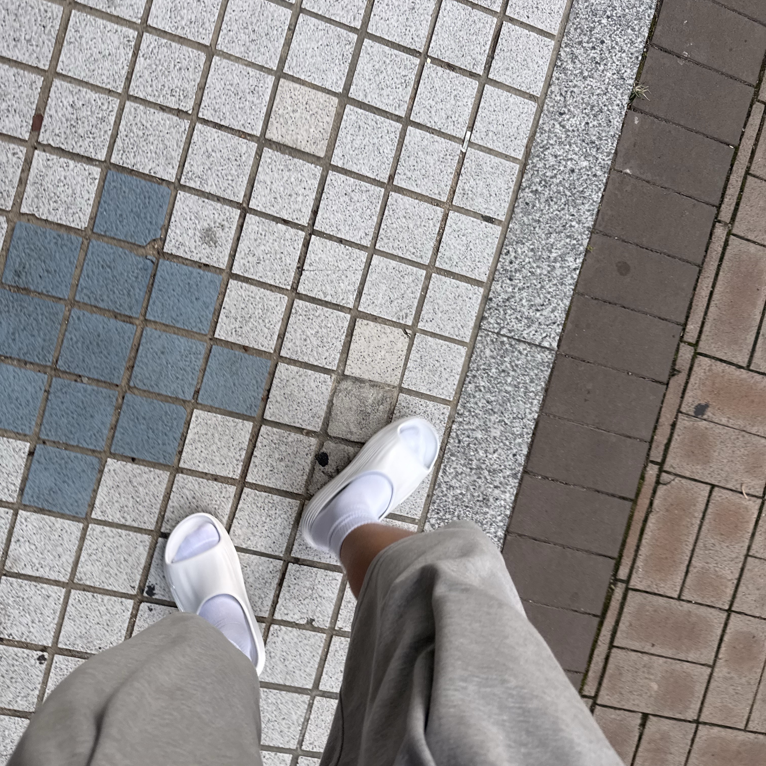 Nike ReactX Rejuven8 Slide Summit White 착용 스타일 - 1