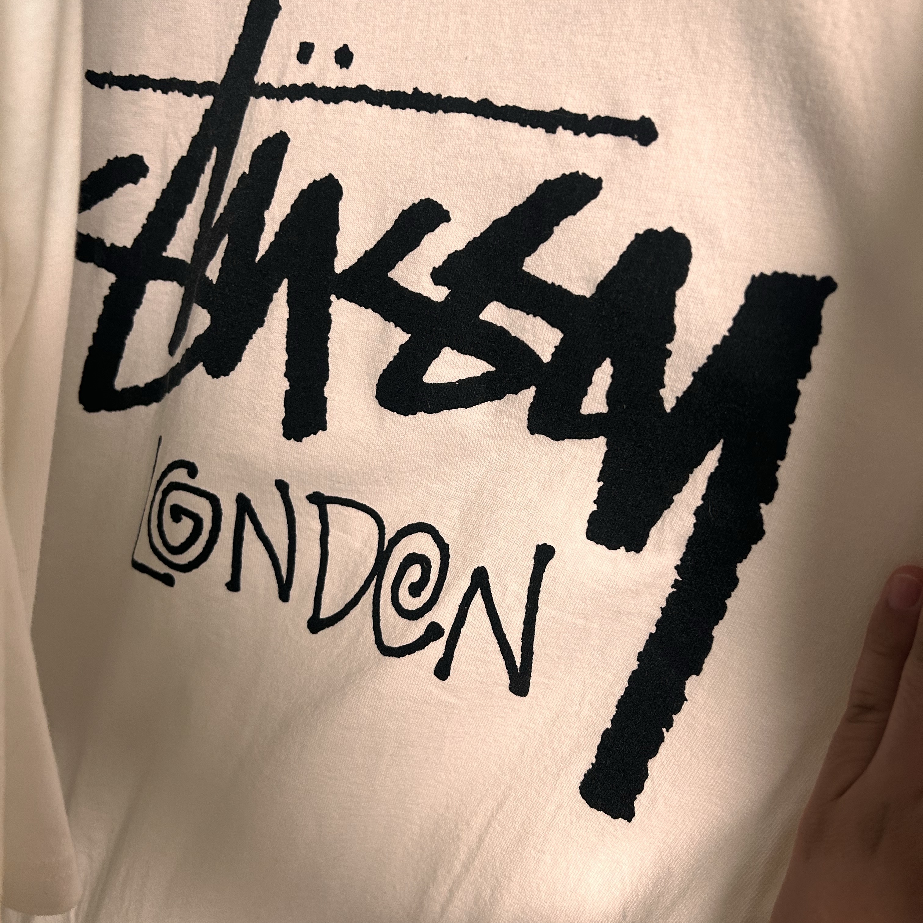 Stussy Stock Seoul T-Shirt White, Stussy Stock London T-Shirt White 착용 스타일 - 2