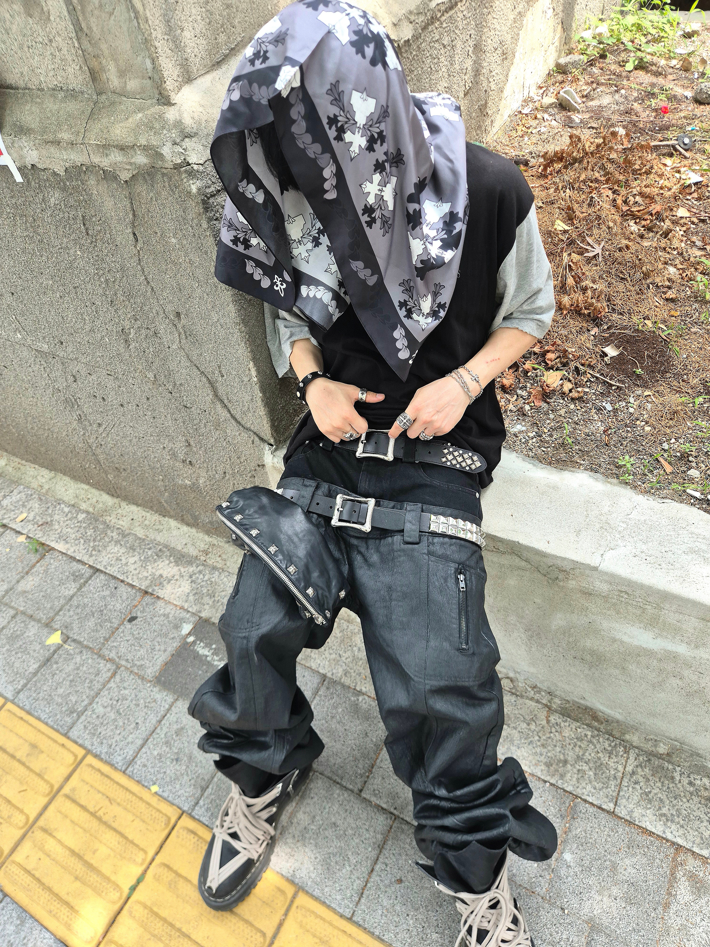 Dr. Martens x Rick Owens 1460 Quad Sole Mega Lace Boots Black, Awende Requiem Silk Scarf Gray 착용 스타일 - 1