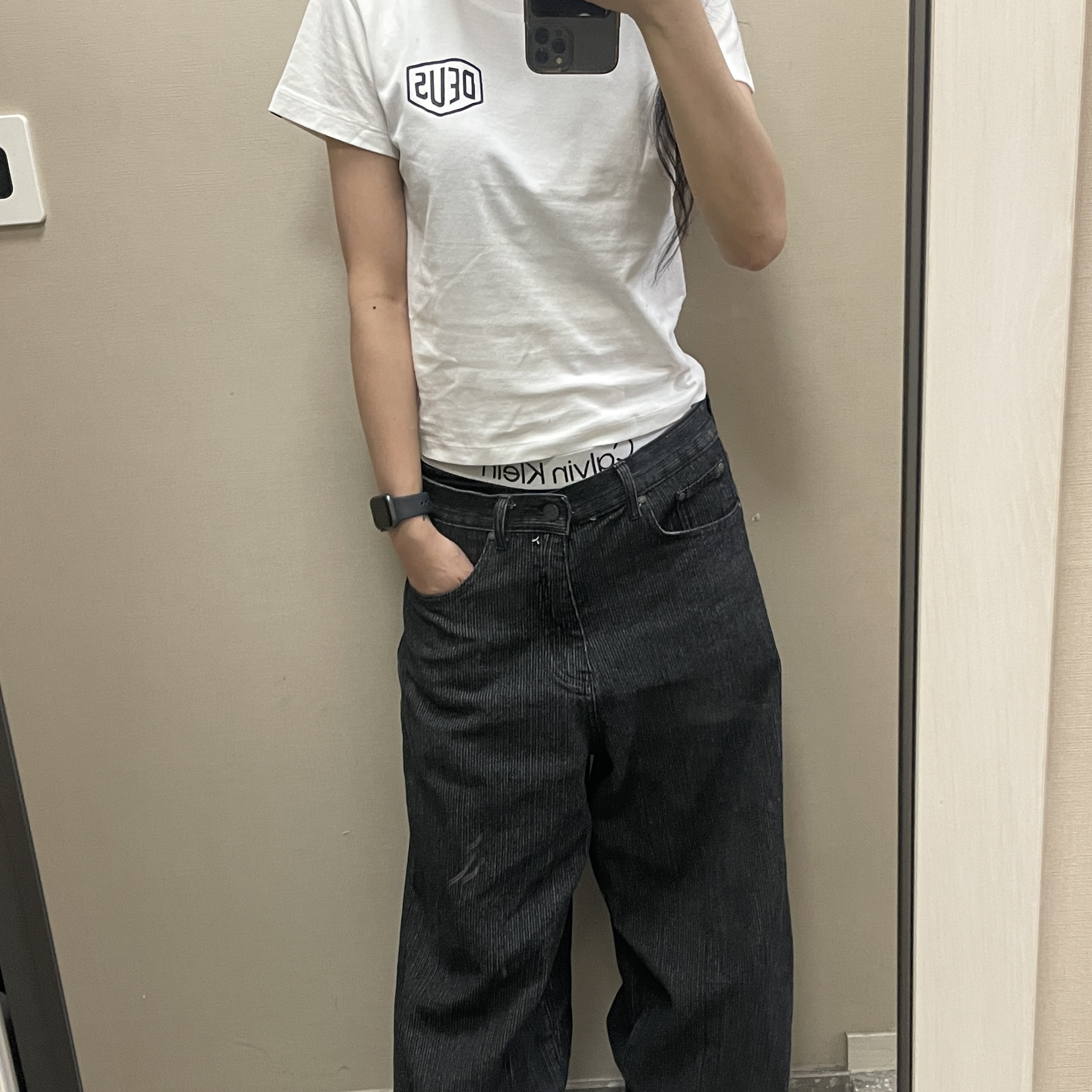 (W) Deus Ex Machina Seoul College Address Crop T-Shirt White 착용 스타일