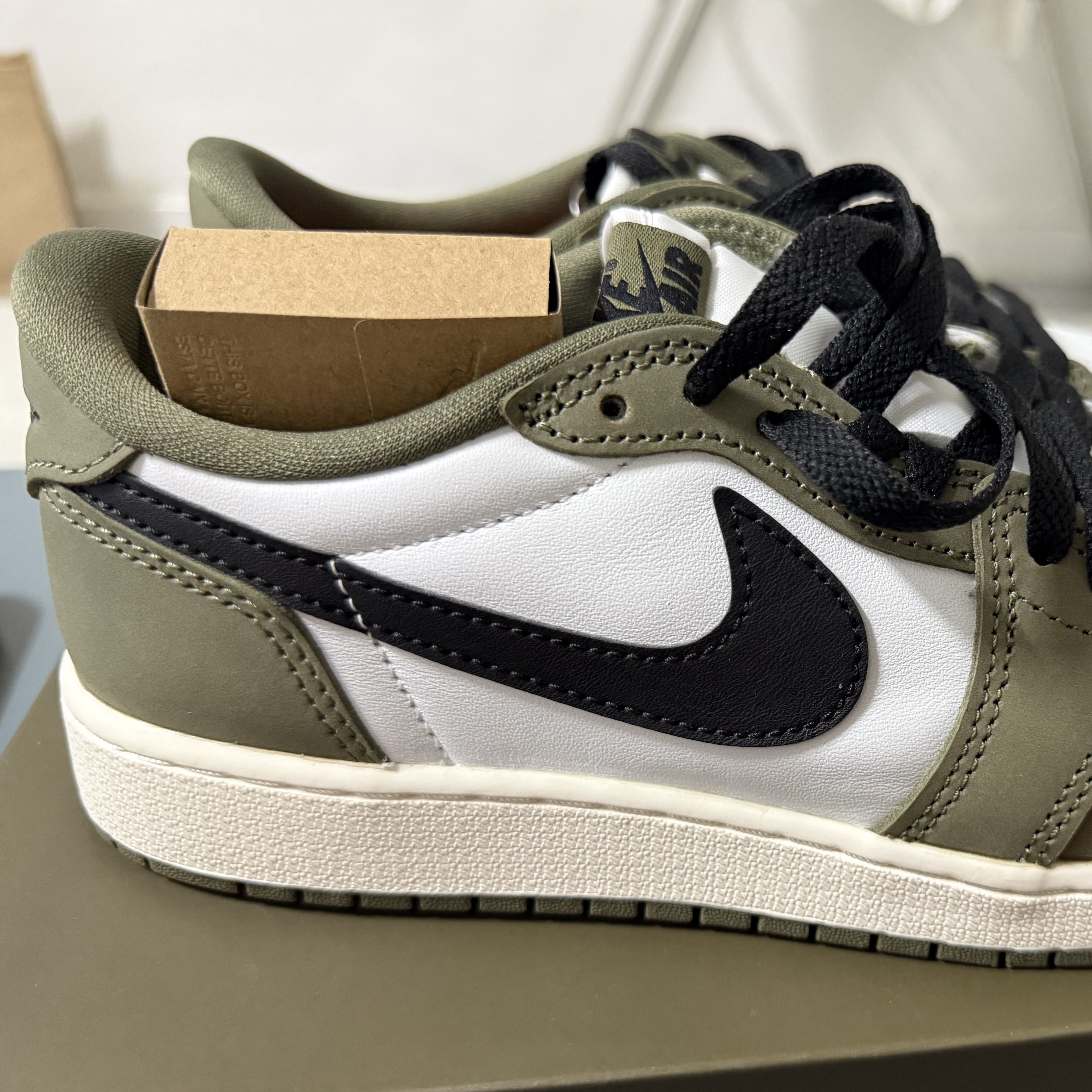 (GS) Jordan 1 Retro Low OG Medium Olive and Summit White 착용 스타일 - 3