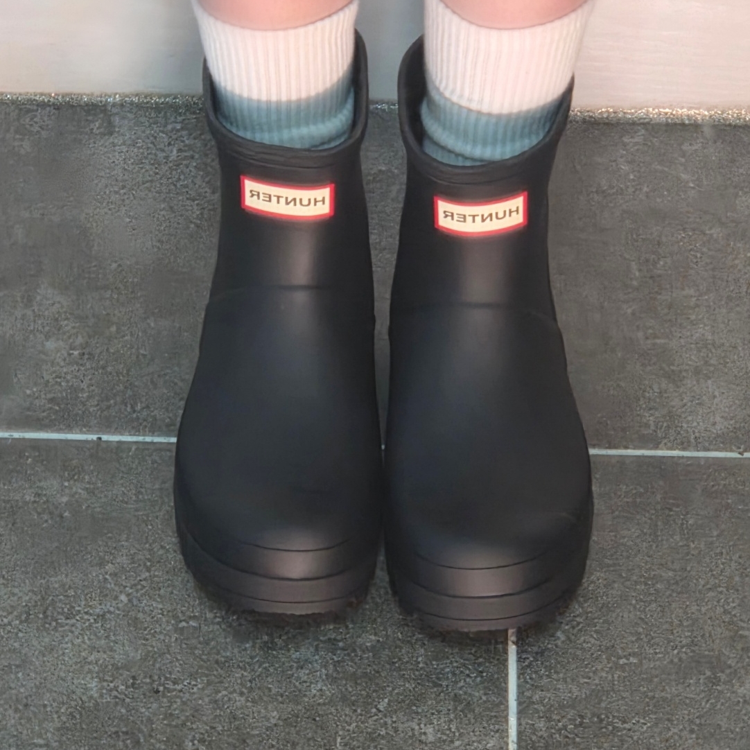 (W) Hunter Play Short Rain Boots Black 착용 스타일 - 1