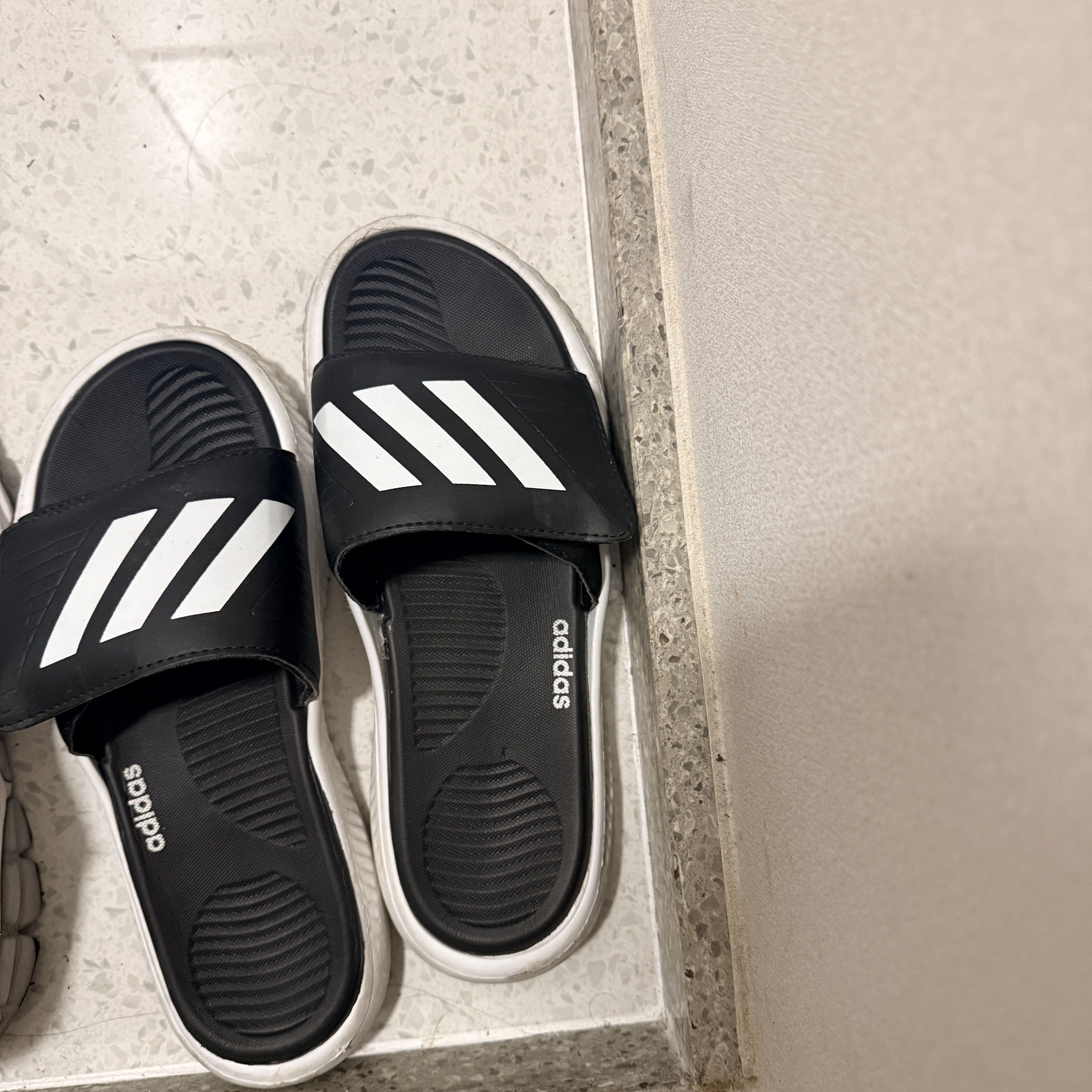 Adidas Alphabounce Slide Cloud White Core Black 착용 스타일