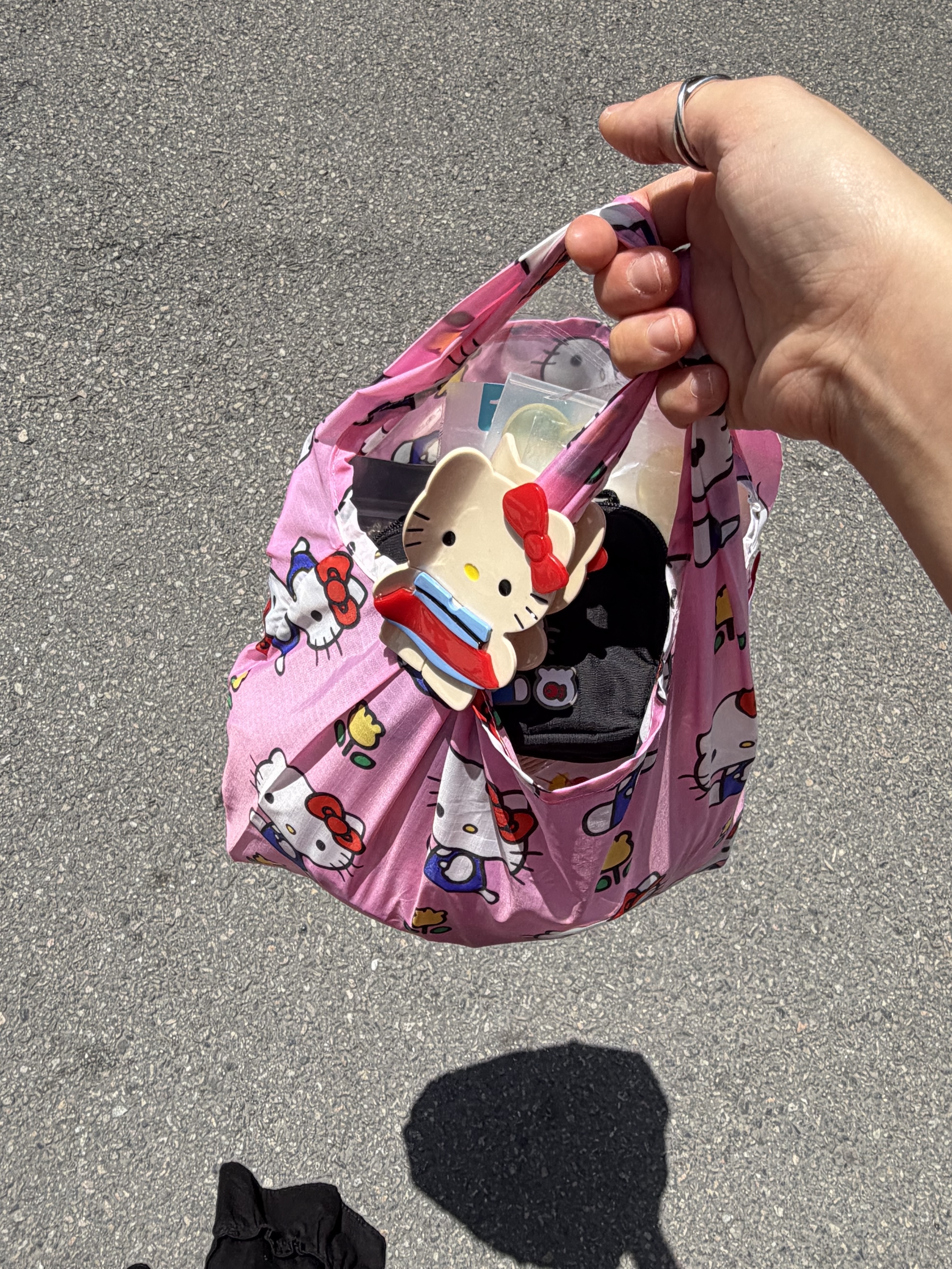 Baggu x Sanrio Baby Reusable Bag Hello Kitty Pink 착용 스타일 - 1