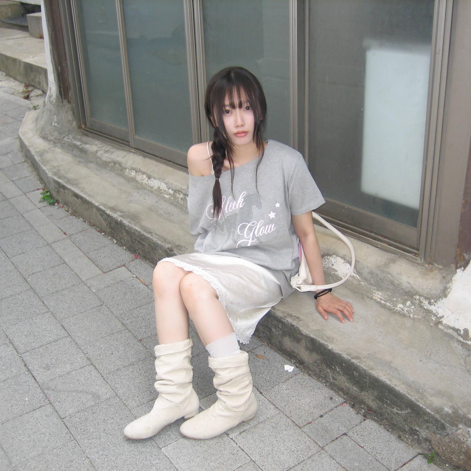 SLEEKGLOW Horse One-Shoulder T-Shirt Gray 착용 스타일 - 2