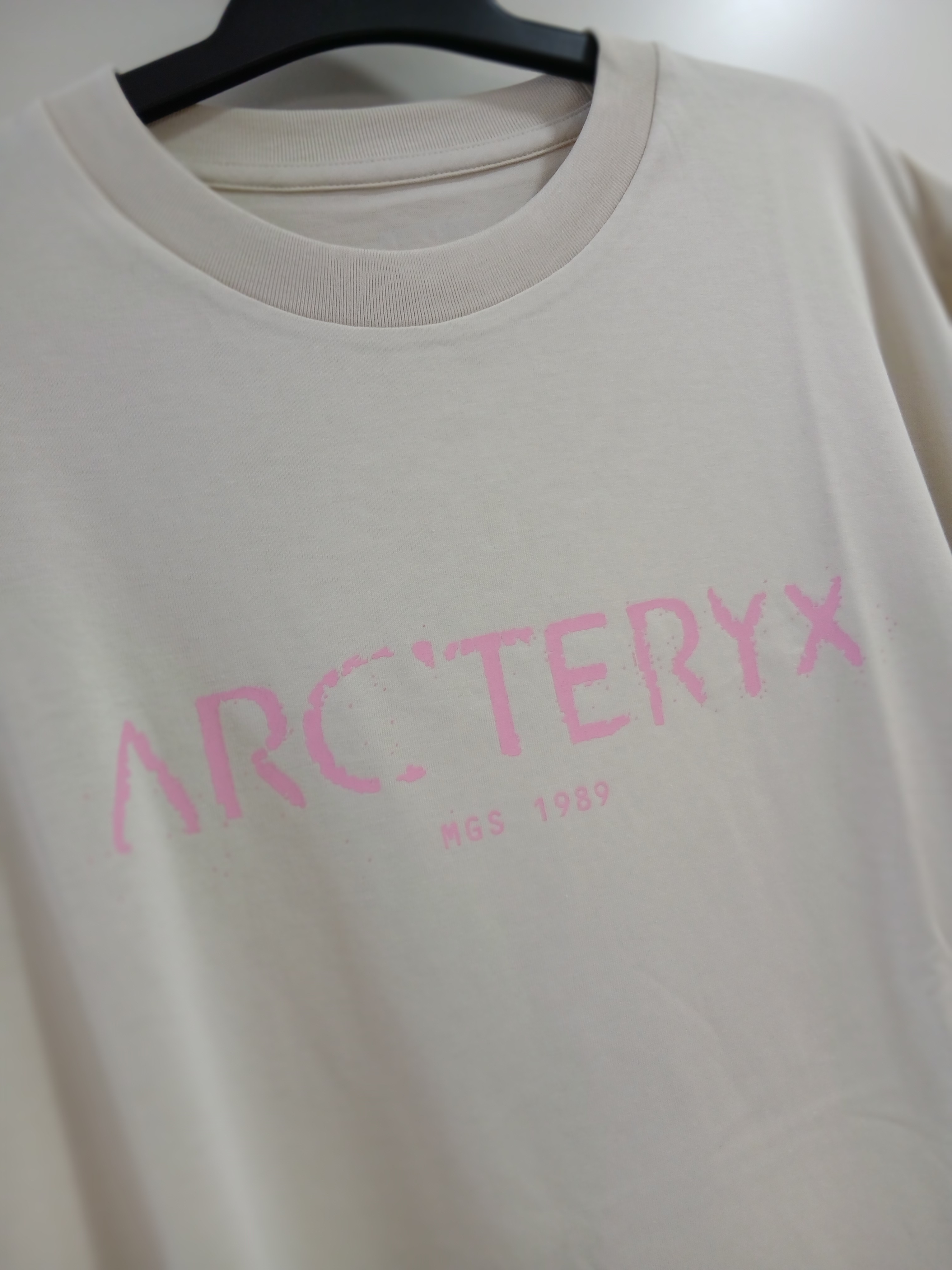 Arc'teryx Kragg SL Cotton Sky Pilot SS T-Shirt Sea Salt Pineberry 착용 스타일 - 3