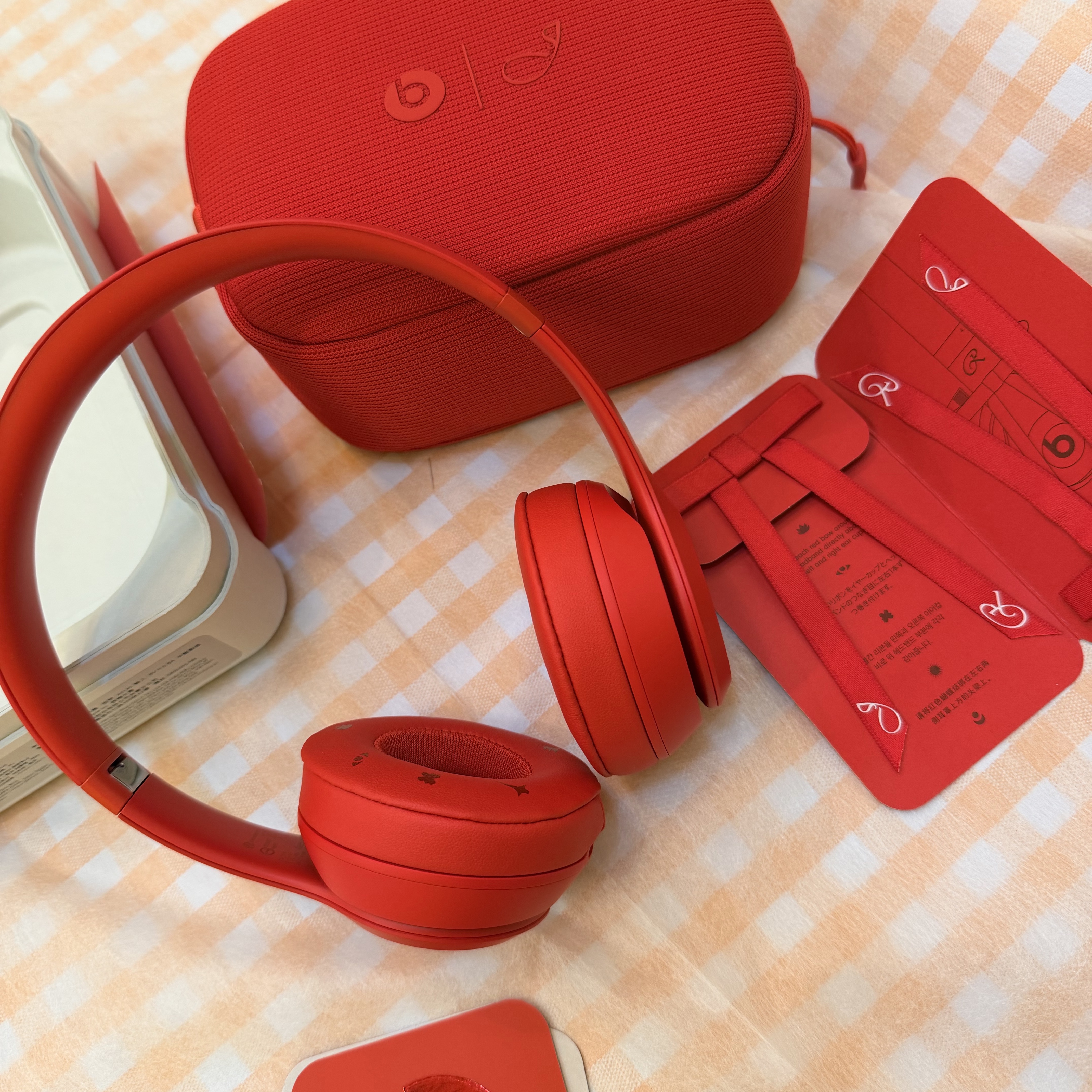 Beats Solo 4 Wireless On Ear Headphone Jennie Special Edition Ruby Red (Korean Ver.) 착용 스타일 - 1