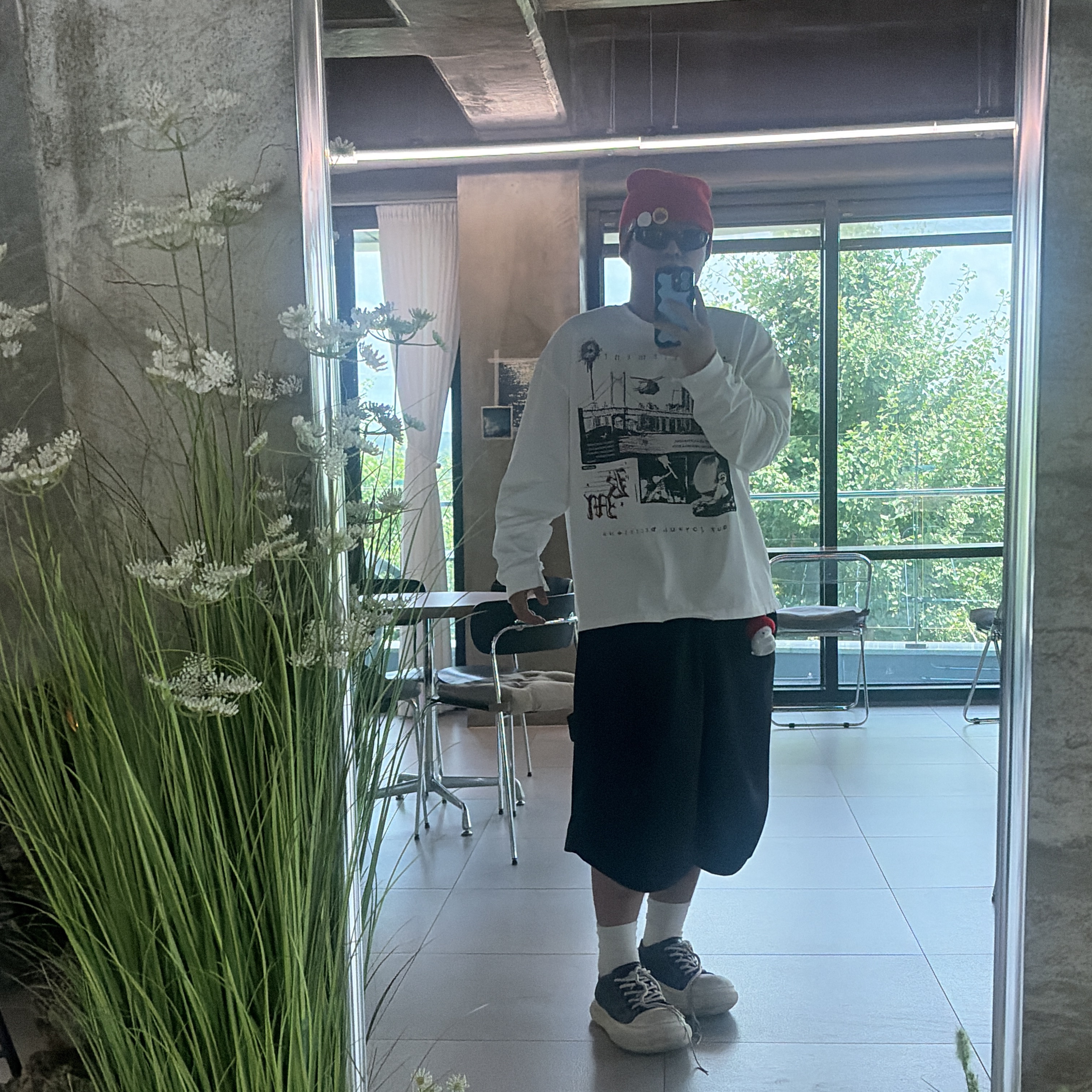 Kamien x Koin Seoul Bermuda Slacks Black, MJD x Koin Seoul 325 Sleeve T-Shirt White 착용 스타일 - 1