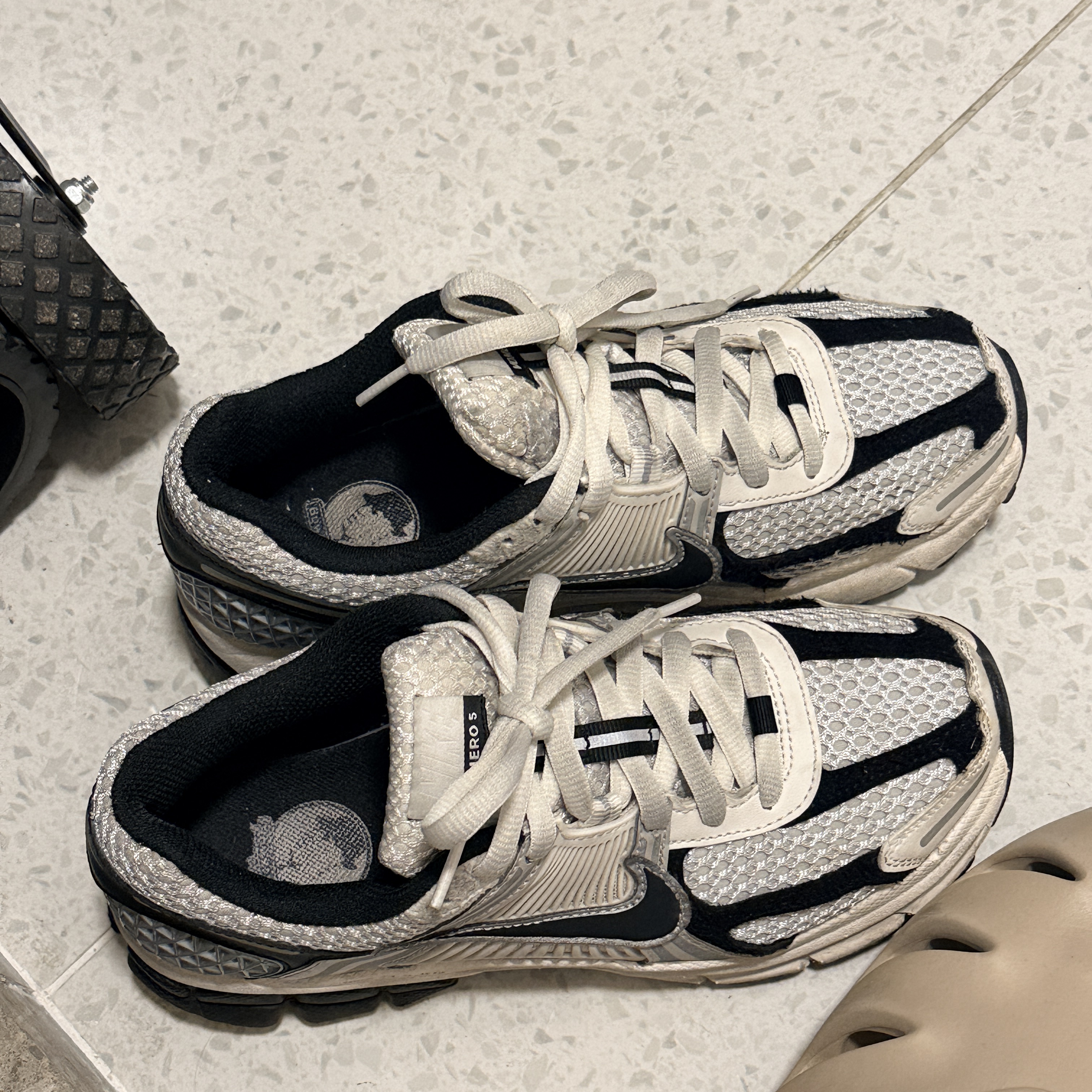Nike Zoom Vomero 5 Light Bone and Black 착용 스타일