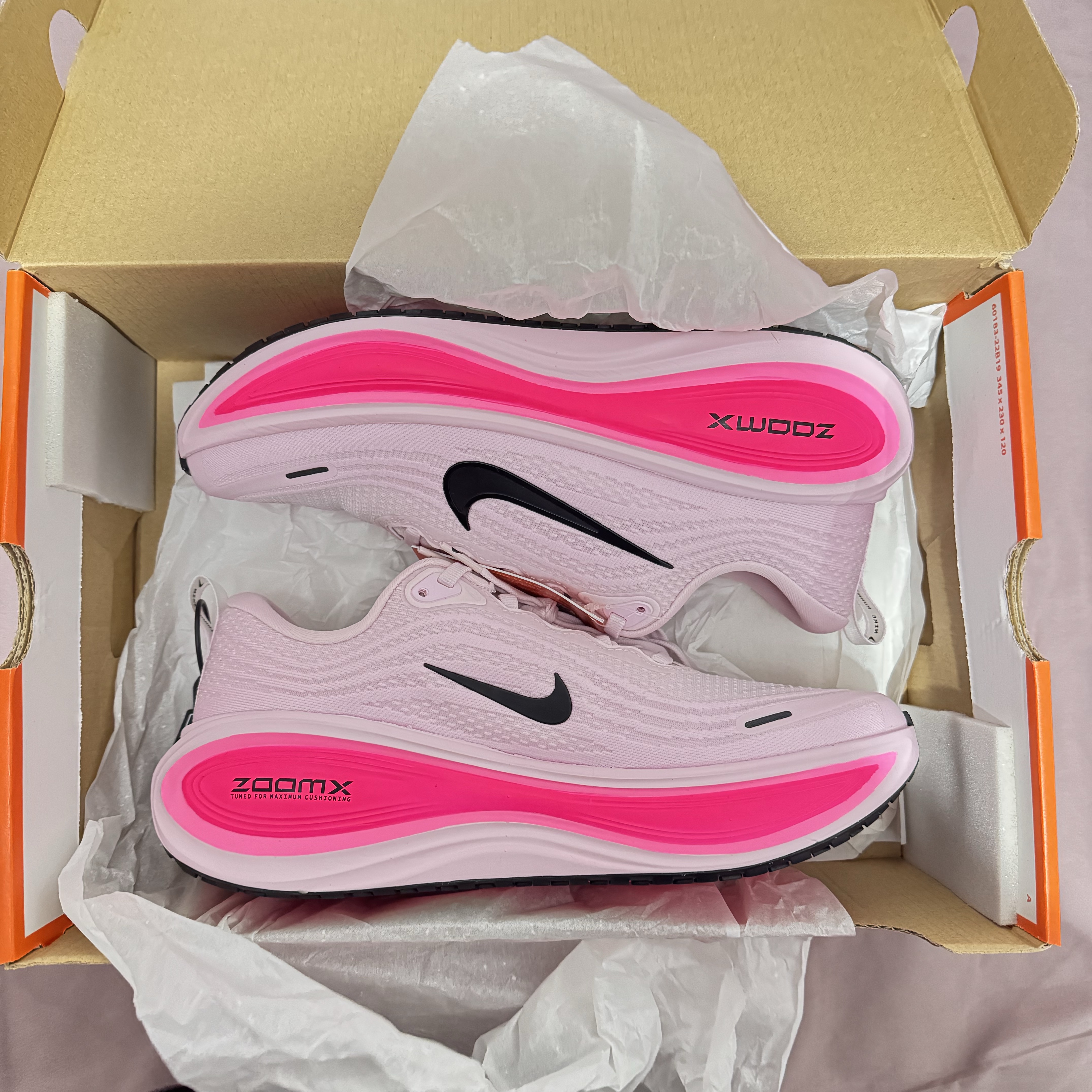Nike Vomero Plus Pink Foam Hyper Pink 착용 스타일
